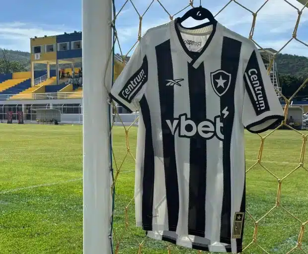 Camisa do Botafogo pendurada e com o novo patroc&iacute;nio da Vbet
