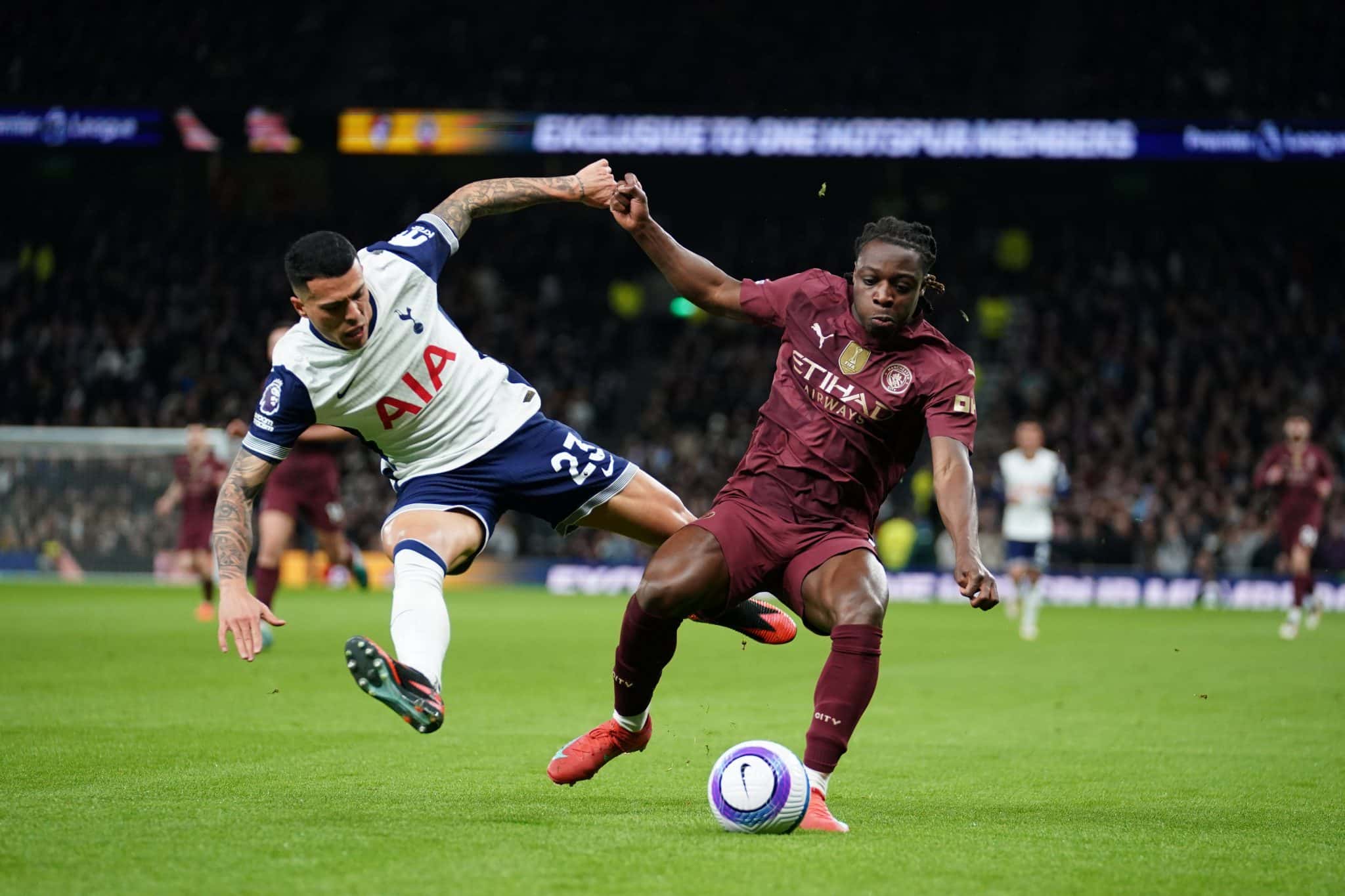 Pedro Porro e Doku em dividida na partida entre Tottenham e Manchester City