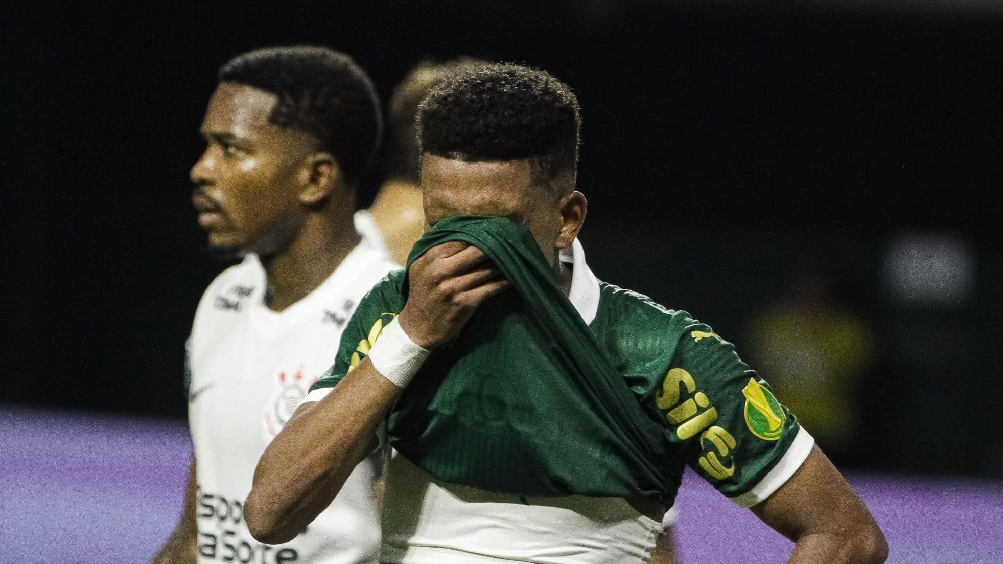 Melhor do ano e melhor do time tiram vit&oacute;ria do Palmeiras na melhor atua&ccedil;&atilde;o de 2025
