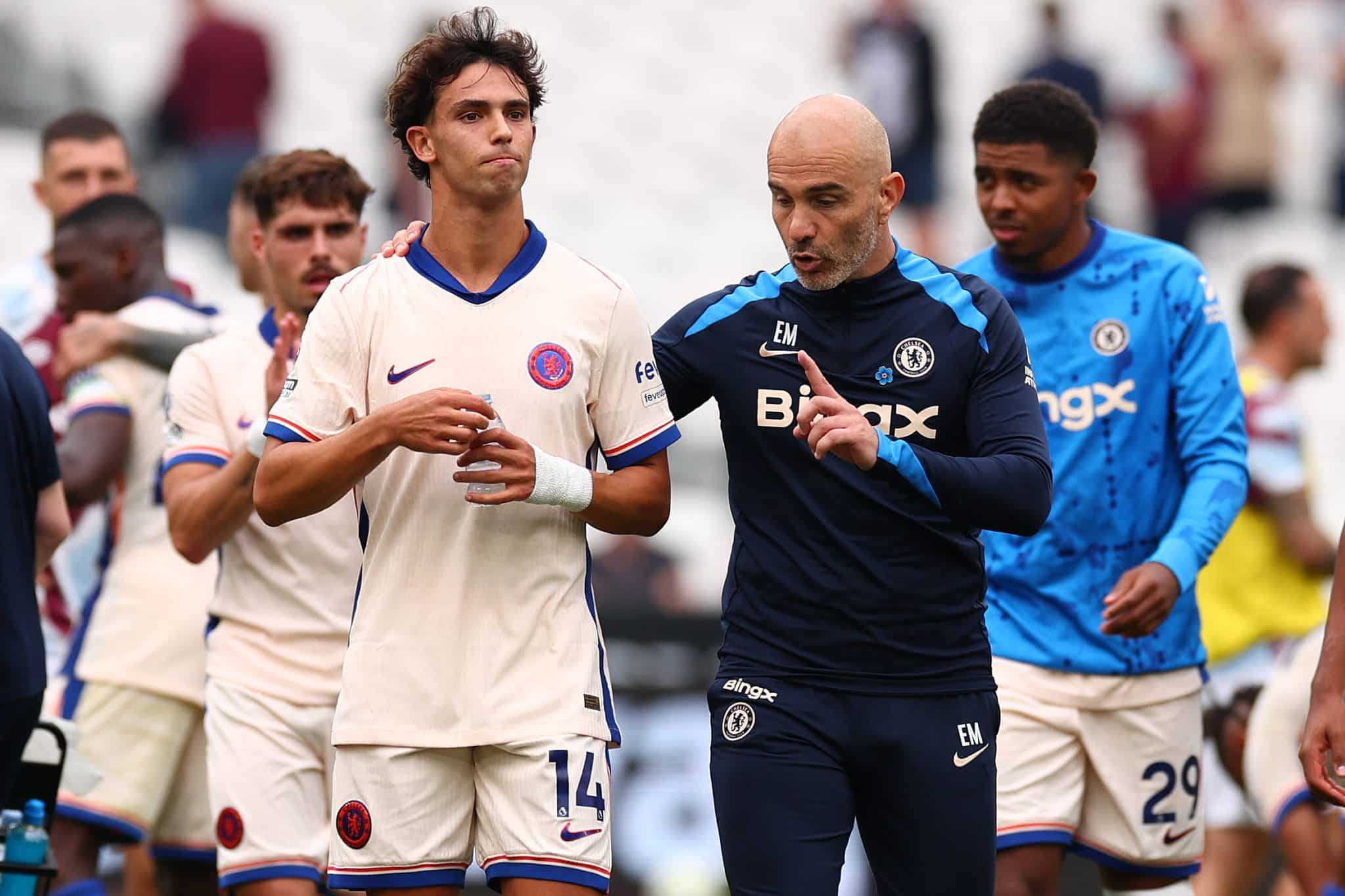 Jo&atilde;o F&eacute;lix e Enzo Maresca conversam ap&oacute;s jogo do Chelsea