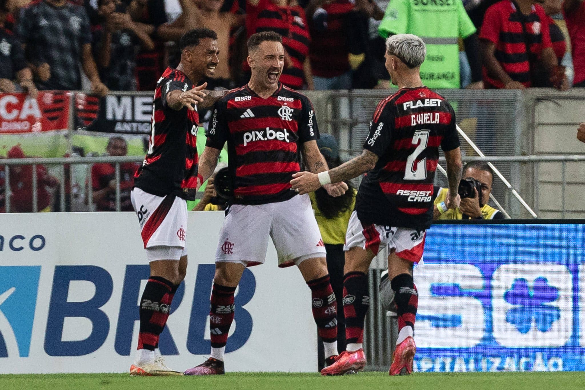 Jogadores do Flamengo comemoram o gol de L&eacute;o Ortiz contra o Botafogo (Foto: Imago)