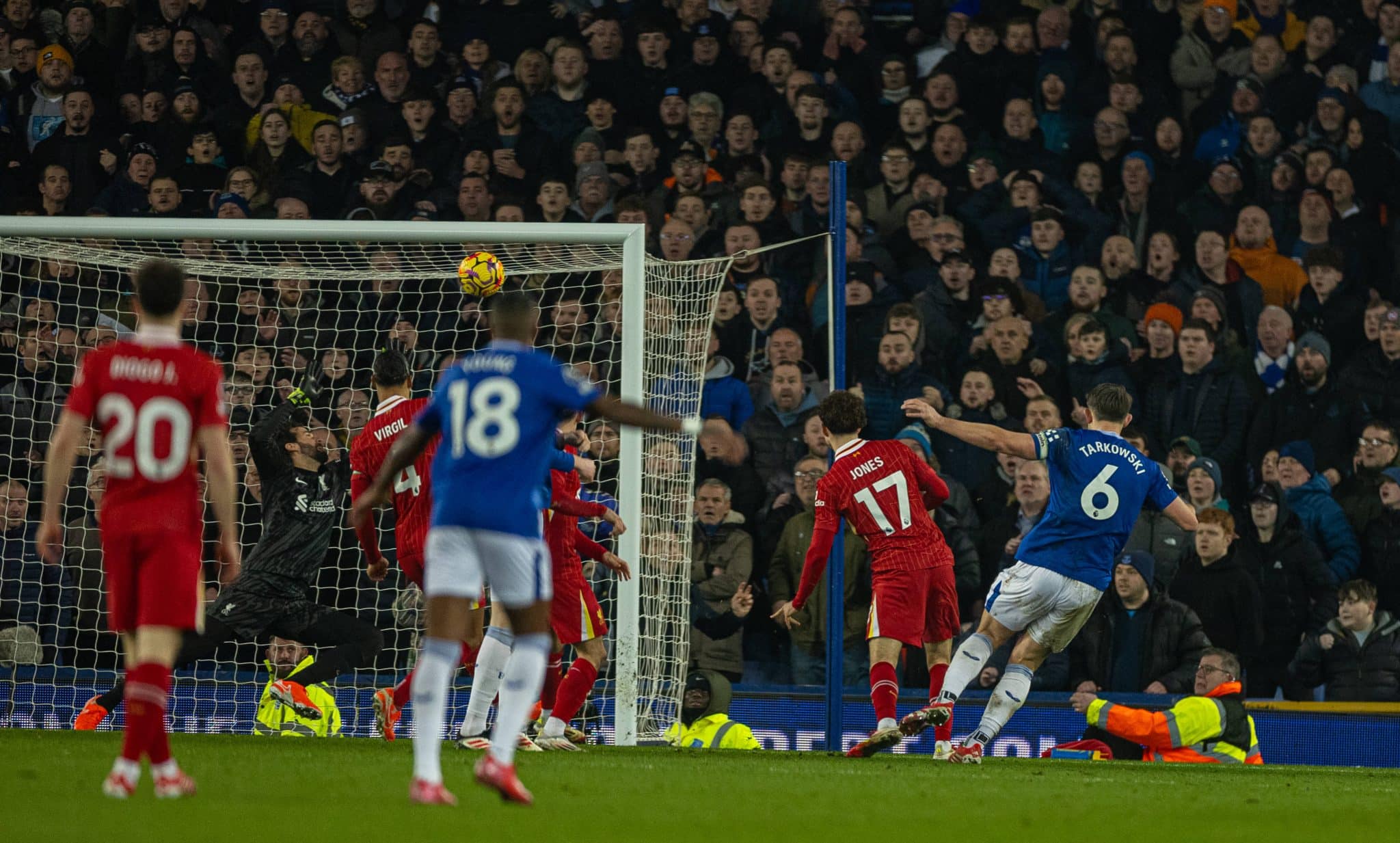 Everton x Liverpool: O &uacute;ltimo lance do d&eacute;rbi em Goodison Park n&atilde;o poderia ser mais &eacute;pico