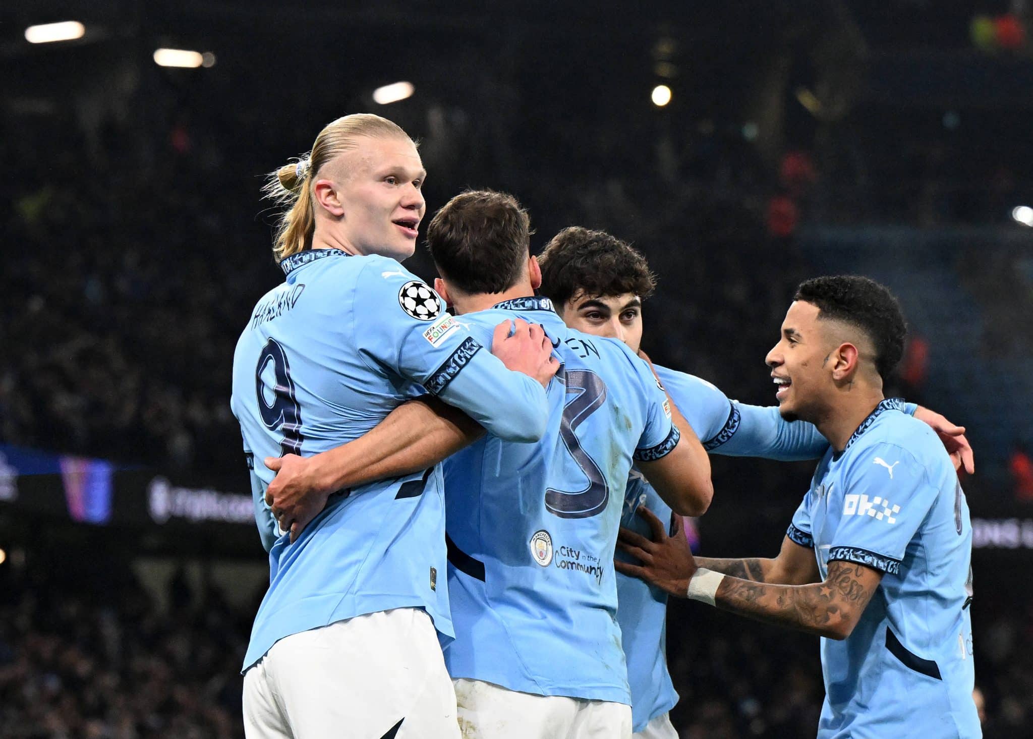 Elenco do Manchester City comemora gol contra o Real Madrid
