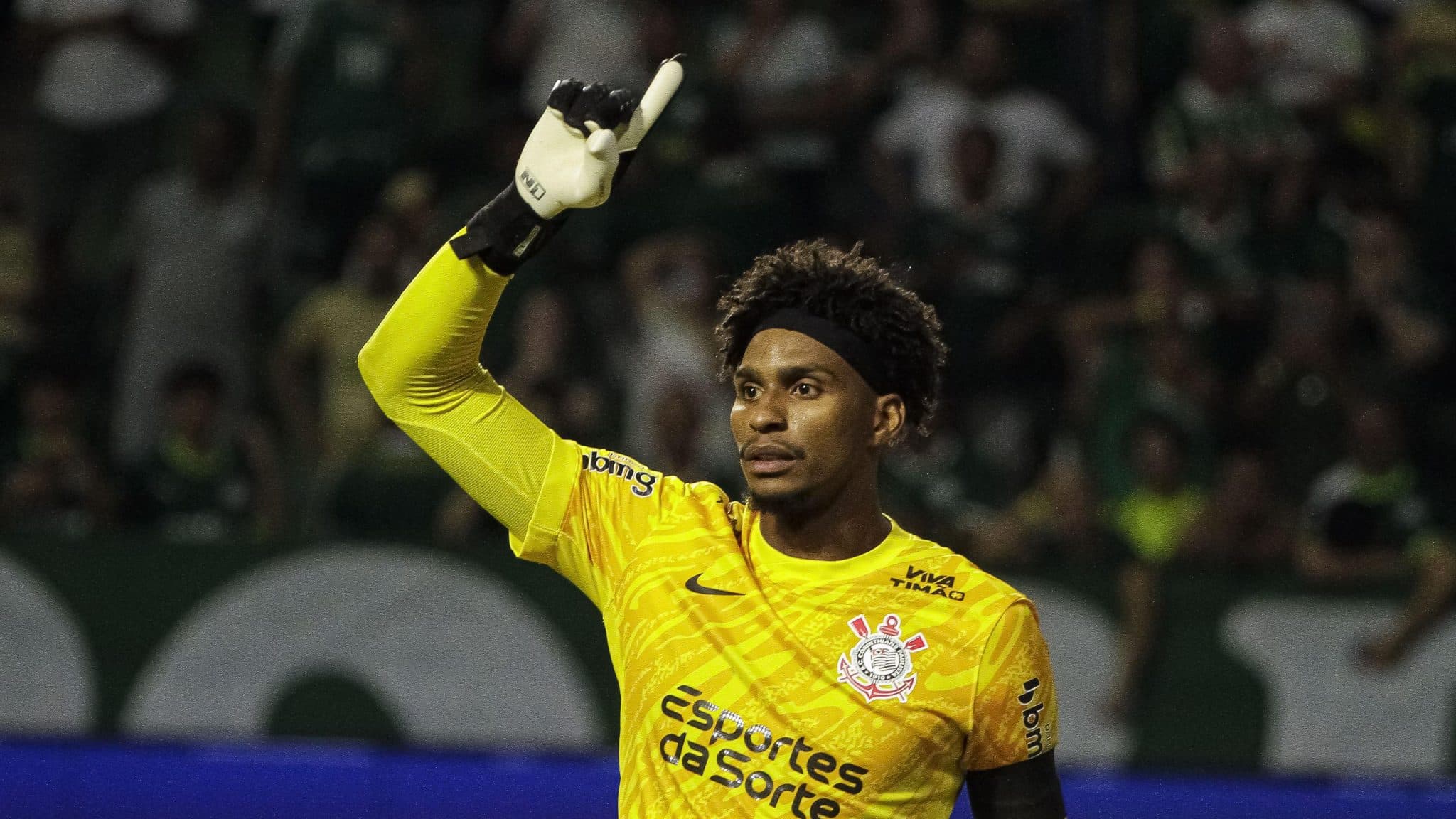 Hugo Souza comemora ap&oacute;s defender p&ecirc;nalti (Foto: Vinicius Nunes/Ag&ecirc;ncia F8/Gazeta Press)