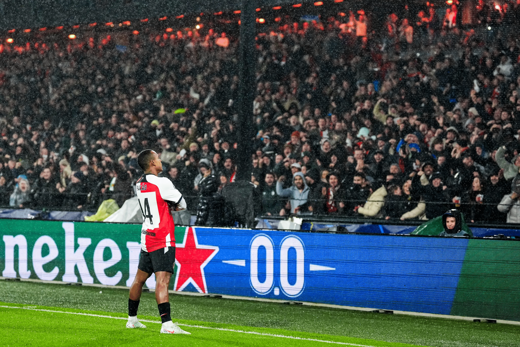 Igor Paix&atilde;o celebra gol pelo Feyenoord na frente da torcida holandesa