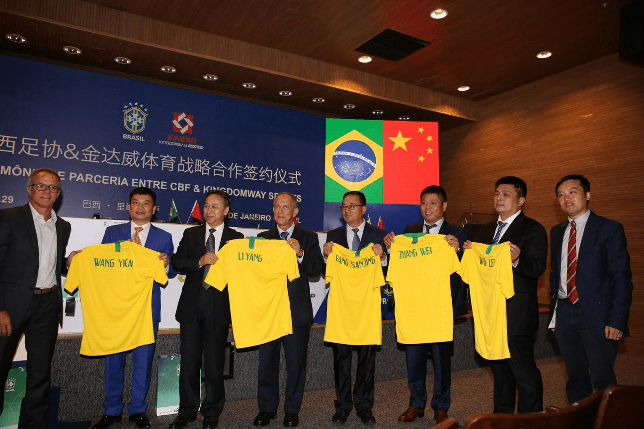 Executivos da CBF, da Kingdomway Sports e do governo federal no an&uacute;ncio da parceria para cursos na China