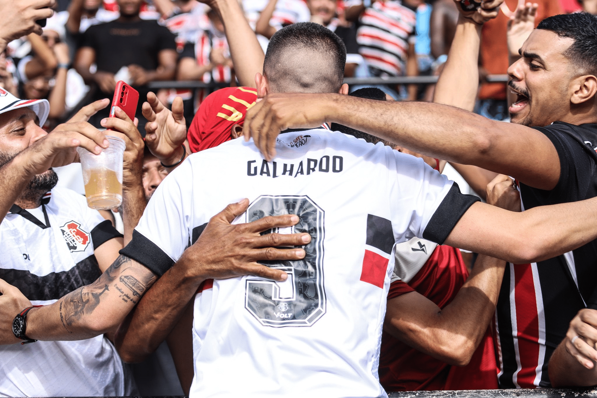 Thiago Galhardo abra&ccedil;a torcedores do Santa Cruz