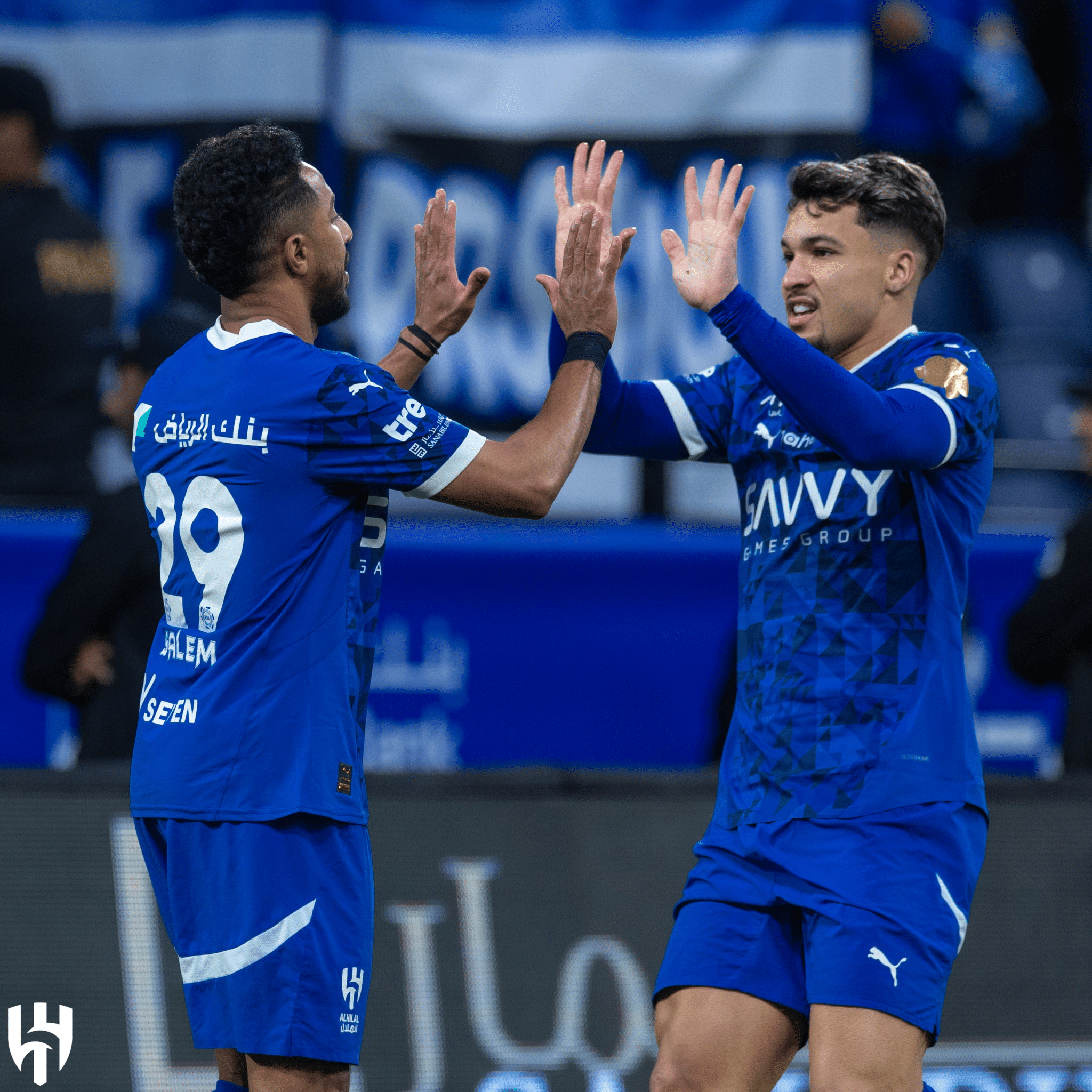 Al-Dawsari e Marcos Leonardo comemoram gol pelo Al-Hilal