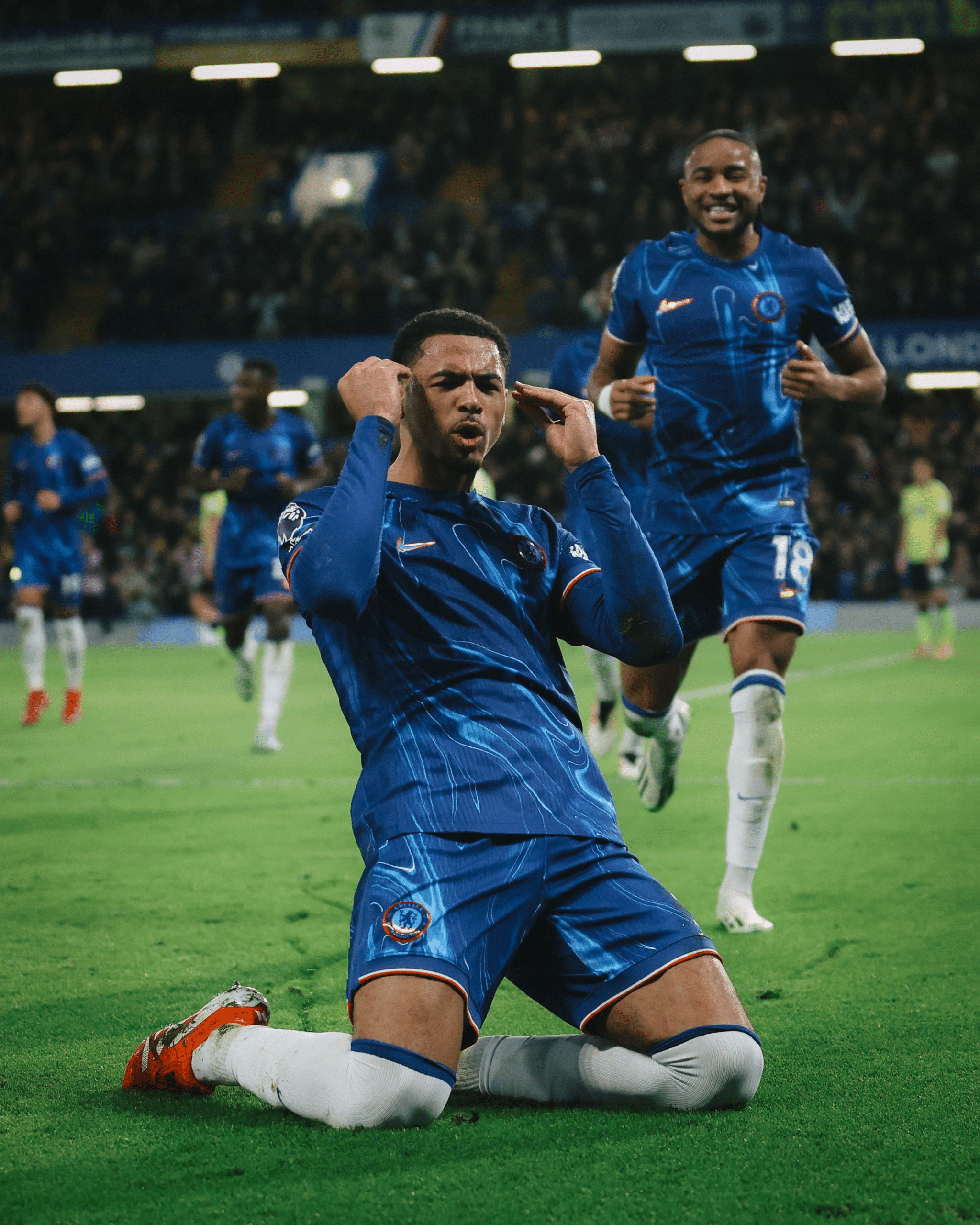 Colwill celebra gol pelo Chelsea