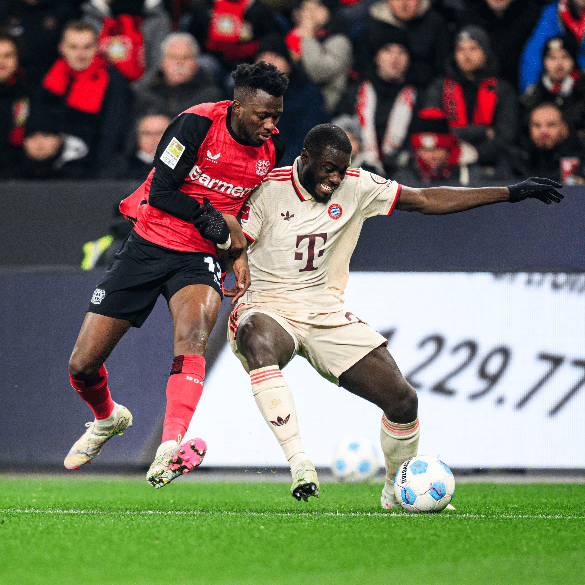 Tapsoba, do Bayer Leverkusen, e Upamecano, do Bayern de Munique, disputam bola