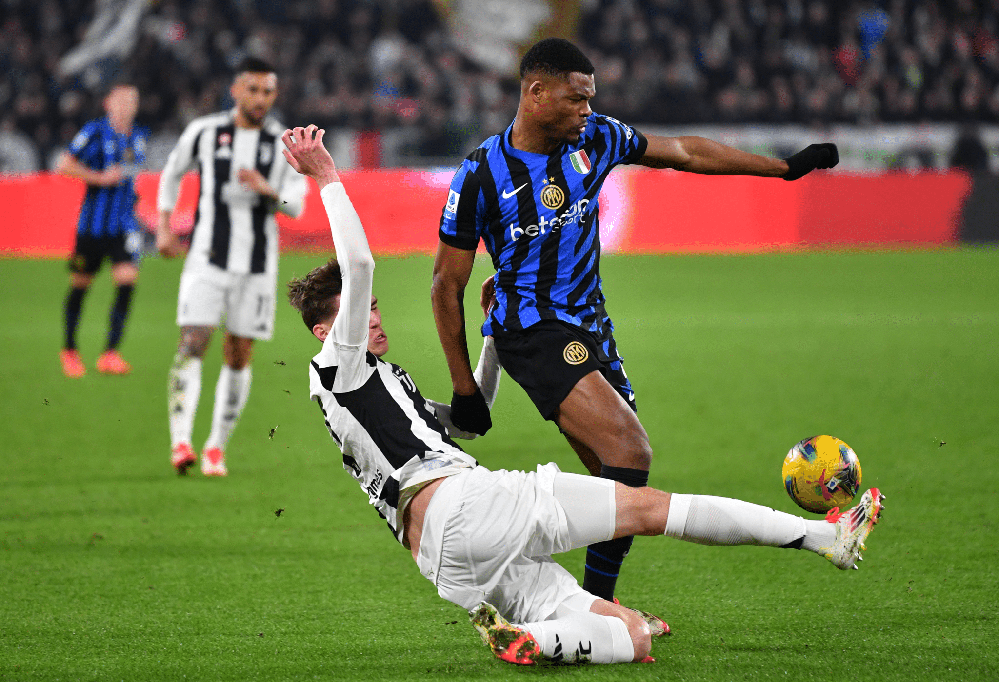 Dumfries e Savona disputam bola durante jogo entre Internazionale e Juventus 