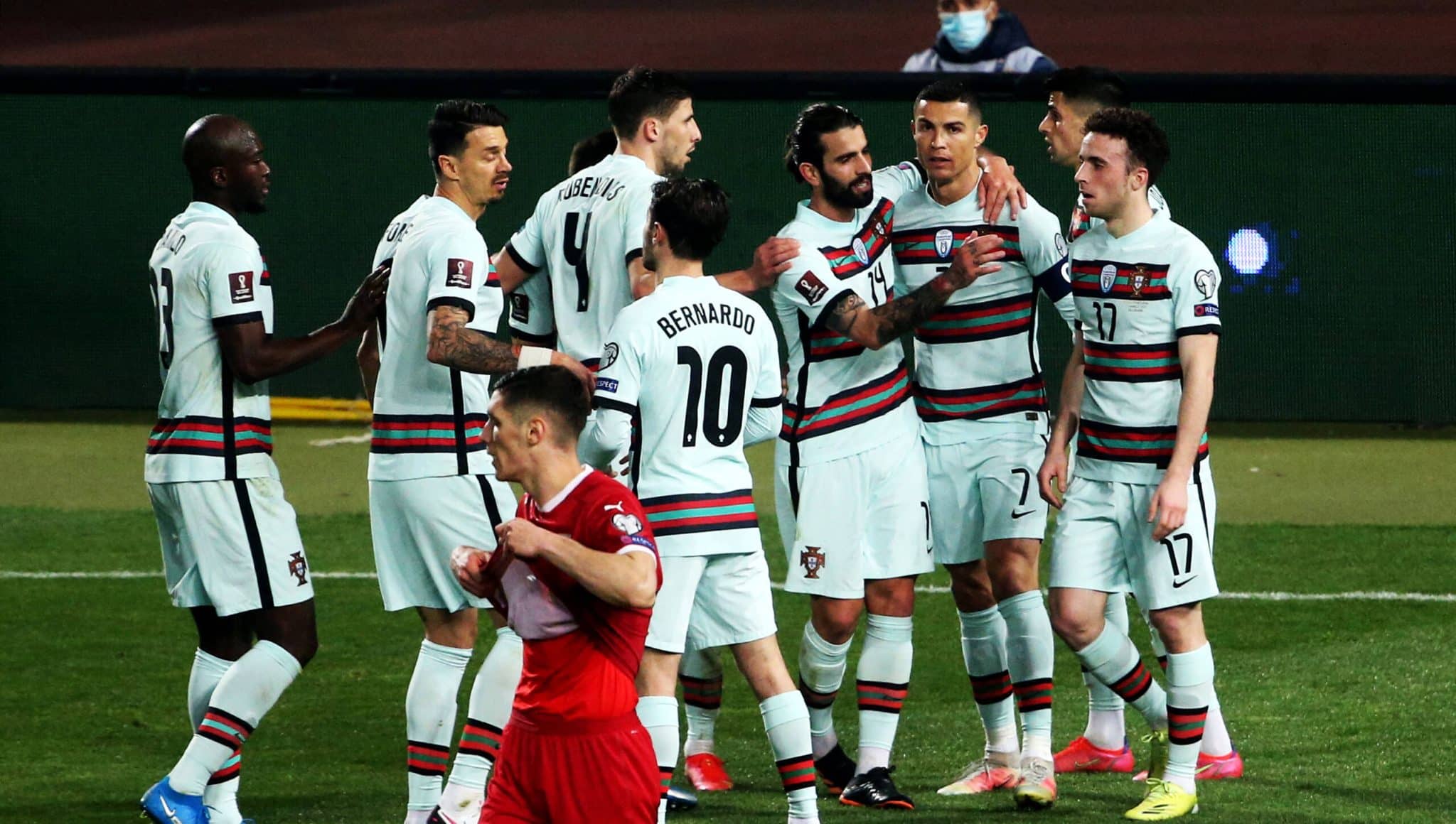 Sergio Oliveira, Cristiano Ronaldo e outros jogadores comemoram gol da sele&ccedil;&atilde;o portuguesa