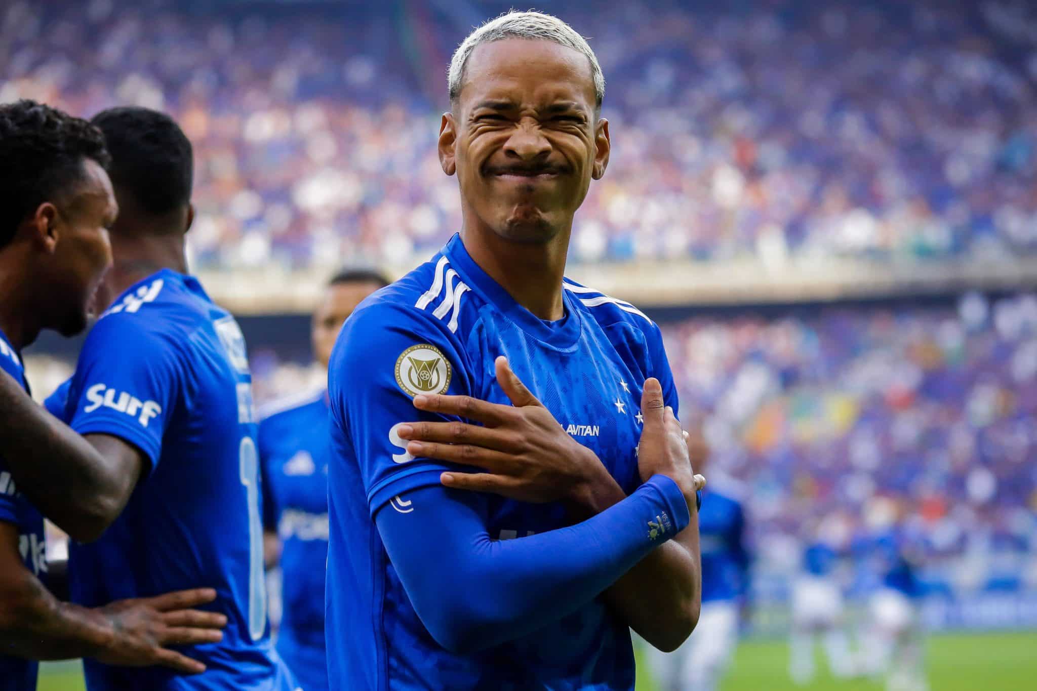 Matheus Pereira celebra gol pelo Cruzeiro