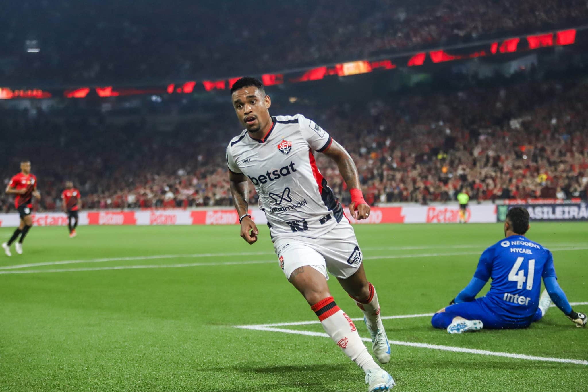 Alerrandro viveu a melhor temporada de sua carreira no Vit&oacute;ria Foto: (Imago)