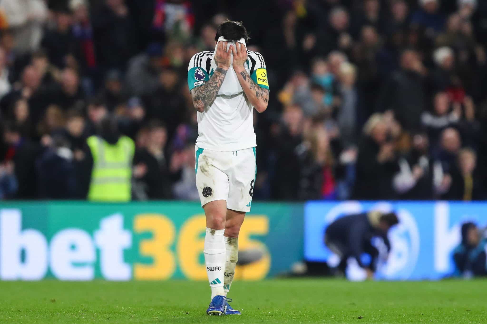 Tonali leva a camisa ao rosto durante jogo do Newcastle