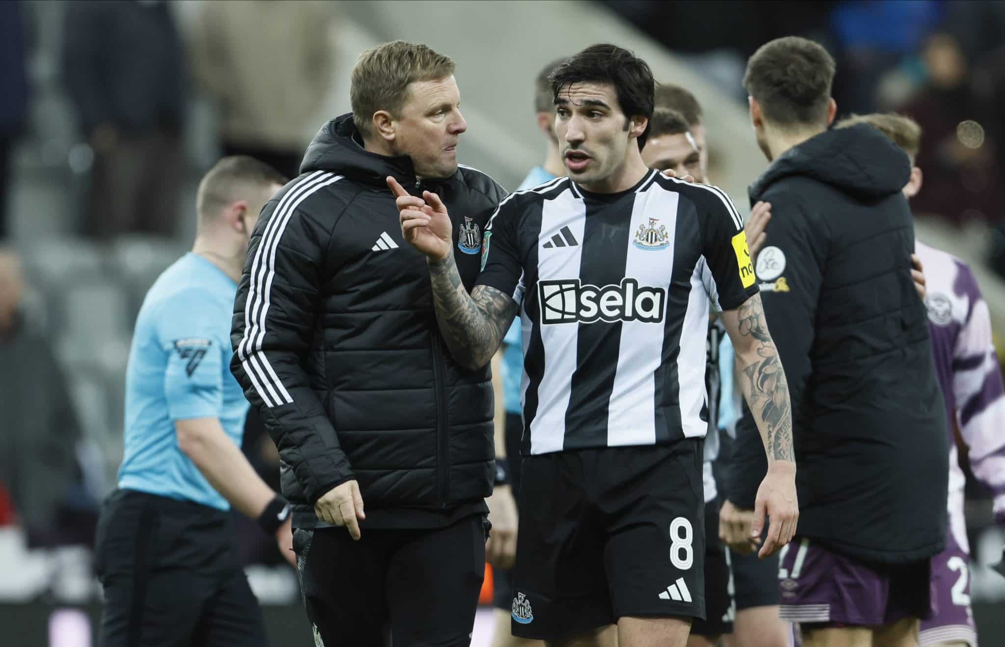 Eddie Howe conversa com Sandro Tonali 