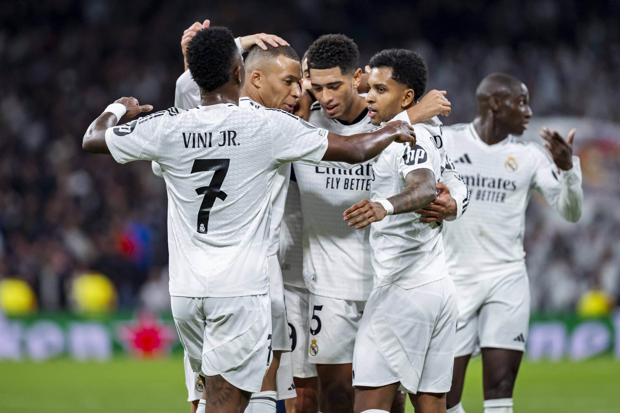 Rodrygo abra&ccedil;a Vinicius Jr., Kylian Mbapp&eacute; e Jude Bellingham no Real Madrid Foto: (Imago)