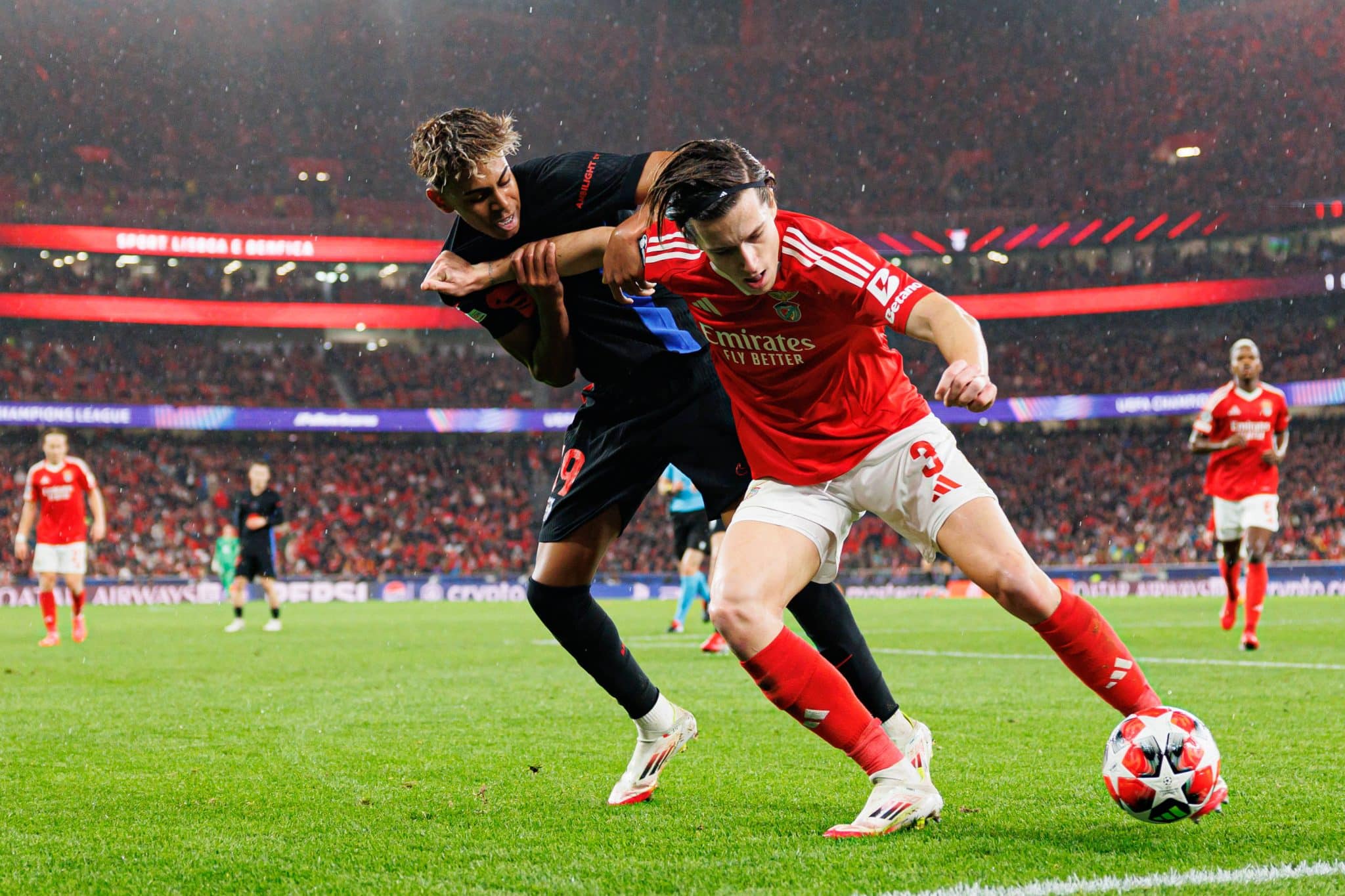 Lamine Yamal e Alvaro Carreras disputam a bola durante Benfica x Barcelona