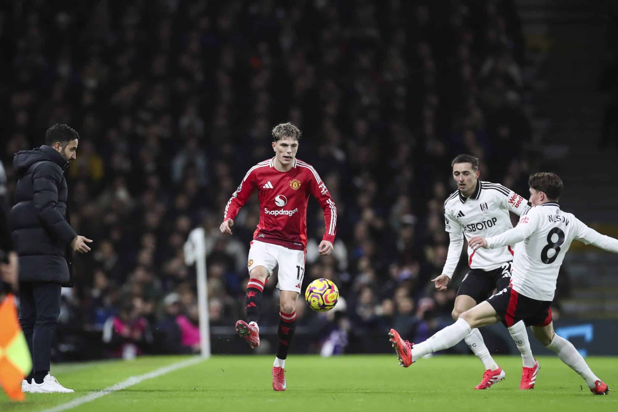 Garnacho em a&ccedil;&atilde;o pelo Manchester United, sob olhares de R&uacute;ben Amorim 