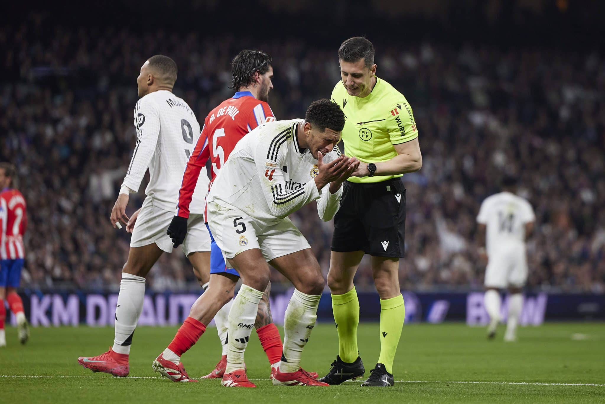 Arbitragem foi tema pol&ecirc;mico no Cl&aacute;ssico de Madrid Foto: (Imago)