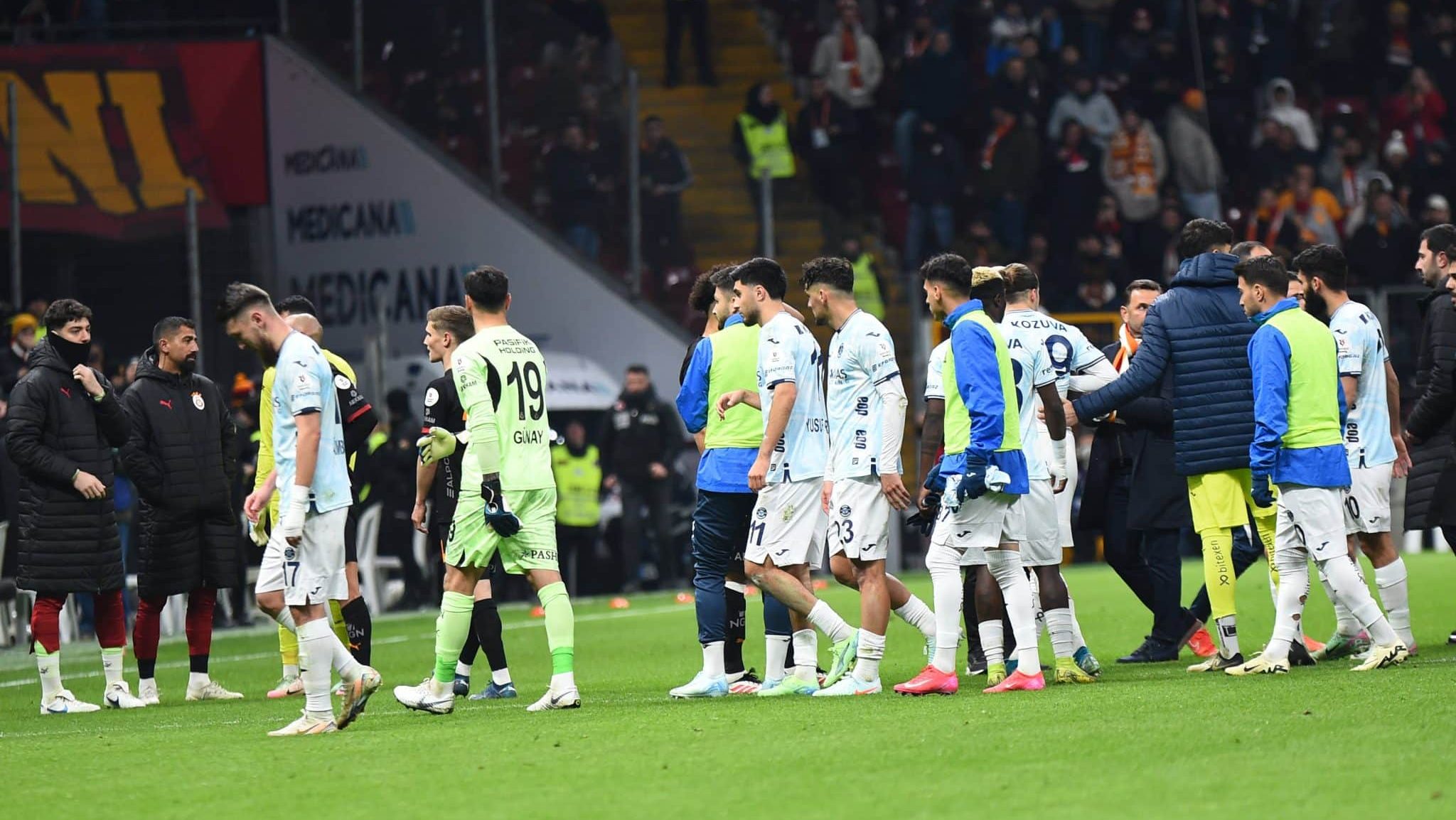 Pol&ecirc;mica: 1&ordm; gol de Morata no Galatasaray faz rival abandonar o campo na Turquia