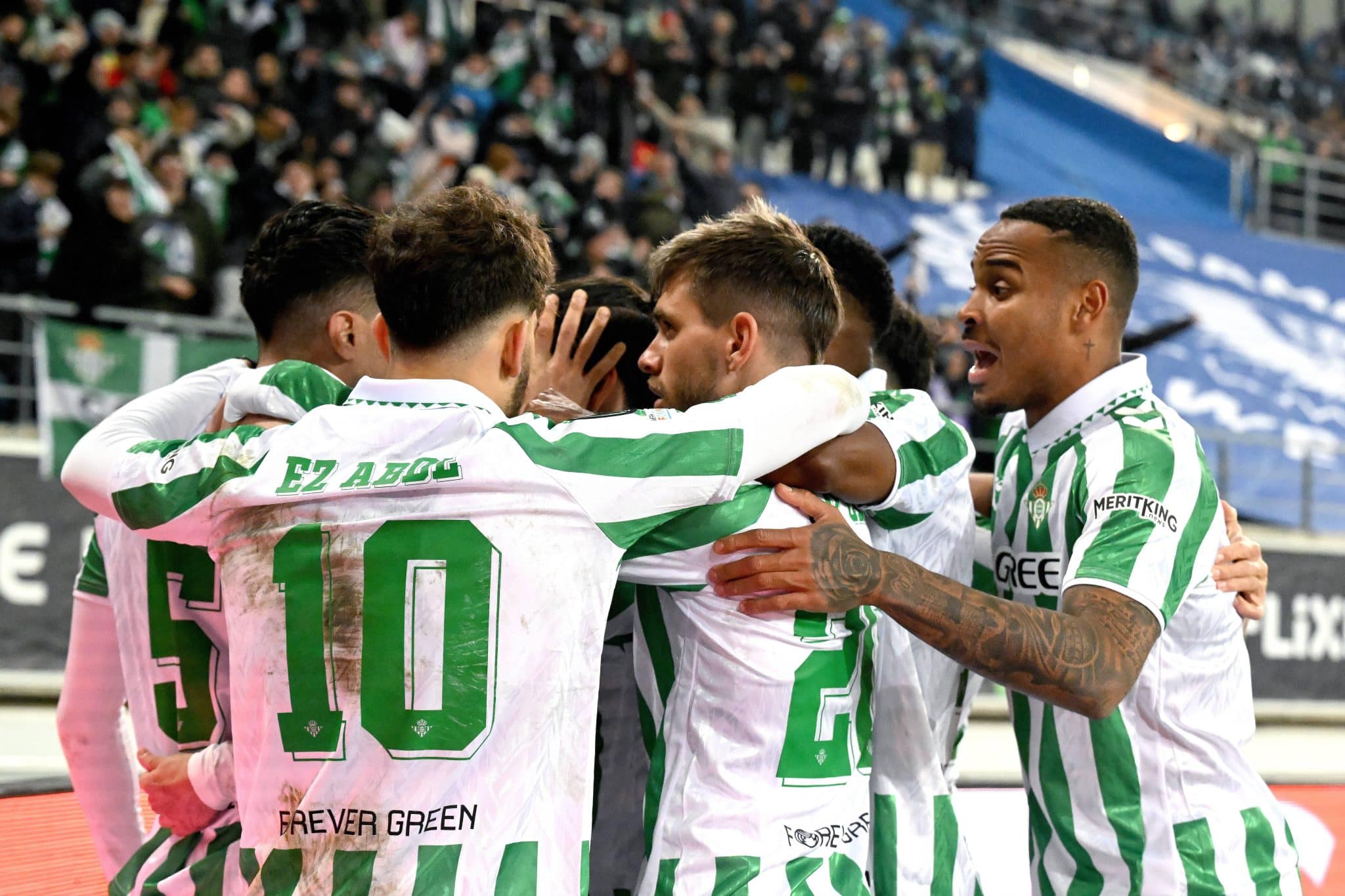 Jogadores do Betis comemoram gol 