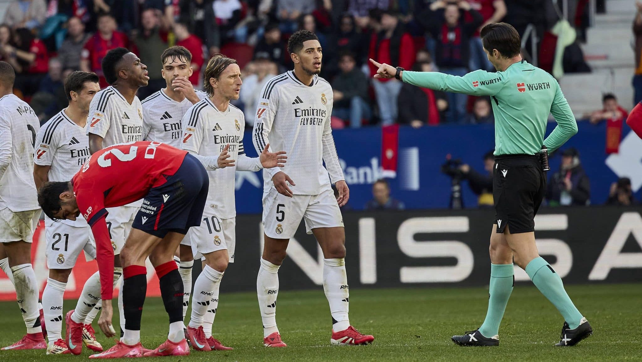 &lsquo;Foi uma falta de respeito&rsquo;: t&eacute;cnico do Barcelona critica Bellingham ap&oacute;s expuls&atilde;o