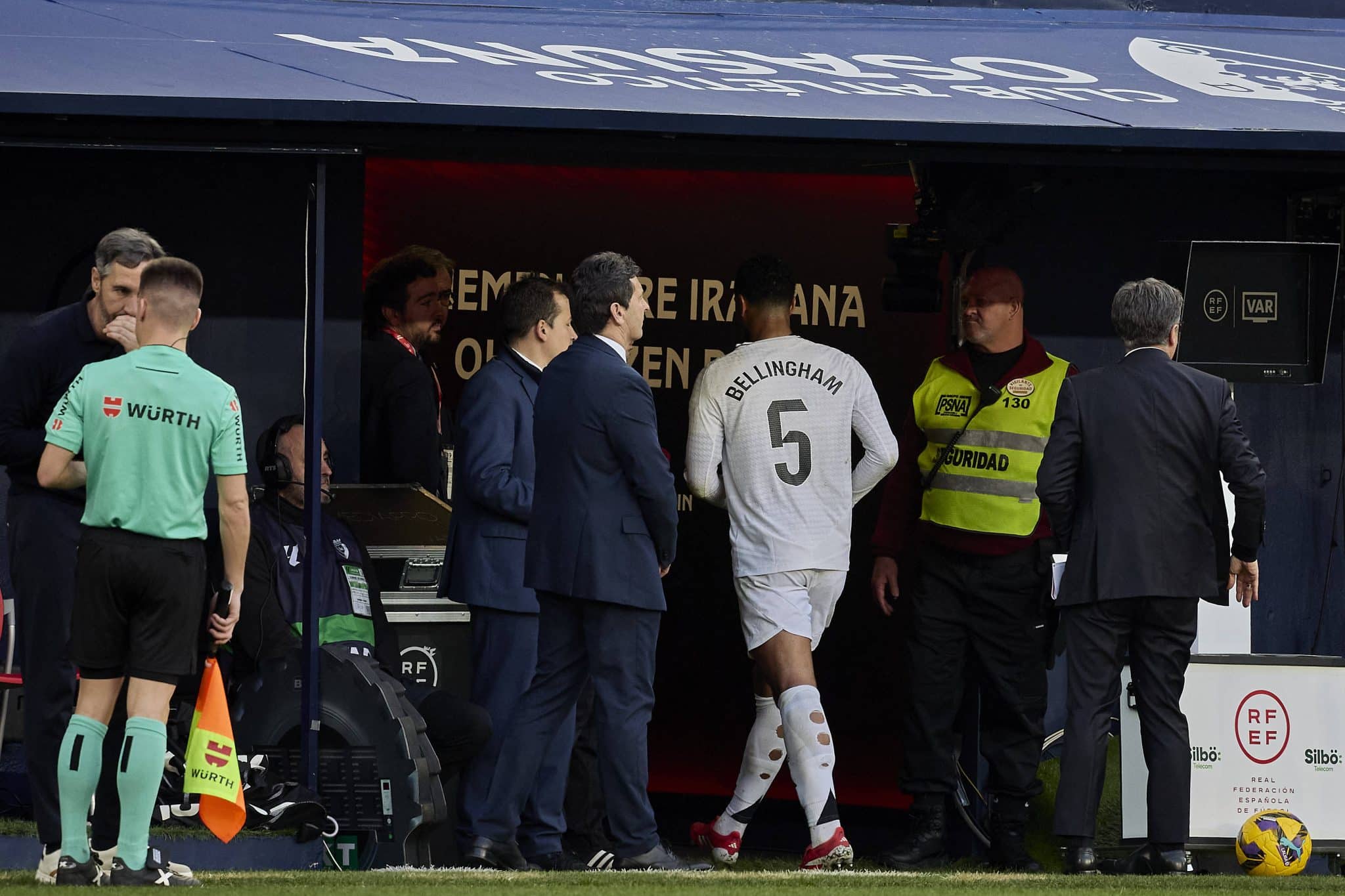 Bellingham deixa o campo expulso. Foto: Imago