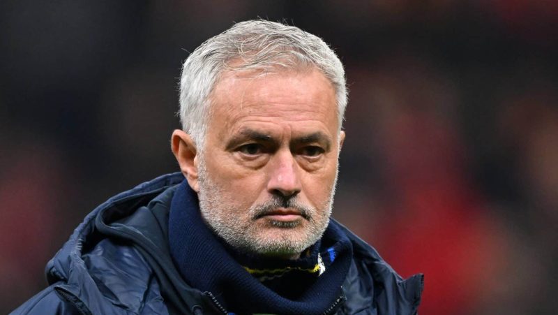 Com aval do Fenerbahçe, Mourinho processa clube que o acusou de racismo
