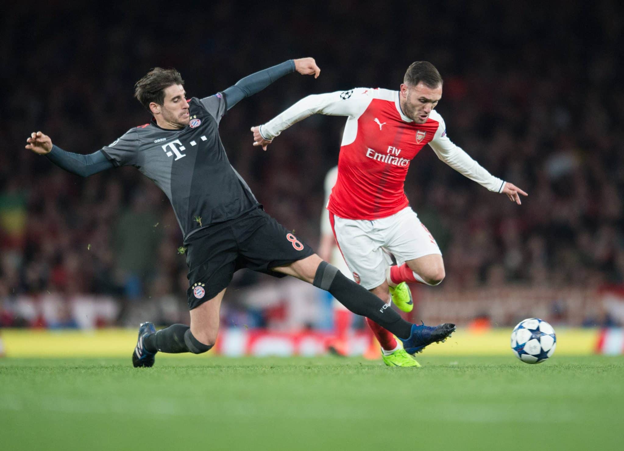 Lucas P&eacute;rez e Javi Mart&iacute;nez em dividida durante partida entre Arsenal e Bayern de Munique, em 2017