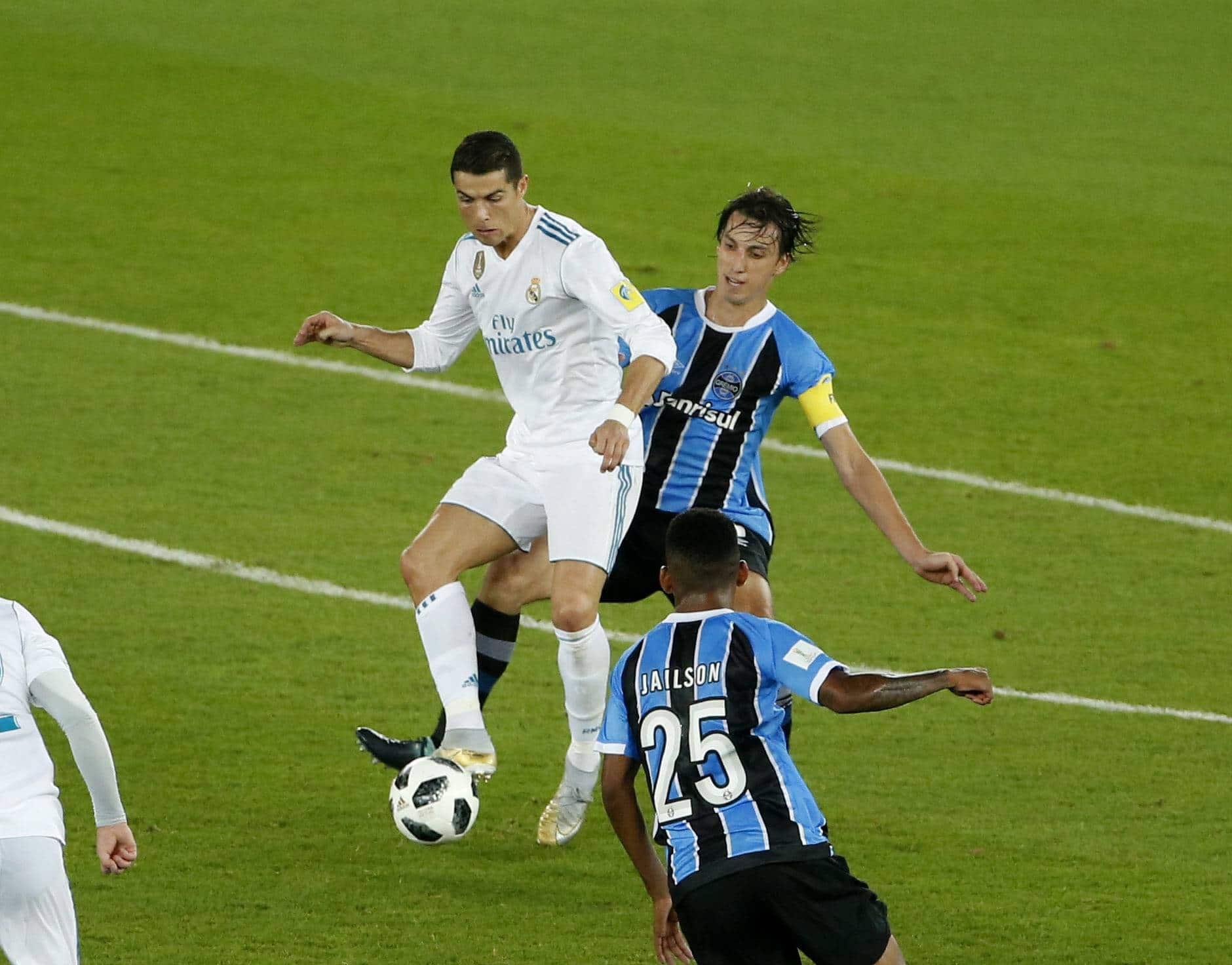 Cristiano Ronaldo em a&ccedil;&atilde;o contra o Gr&ecirc;mio na final do Mundial de Clubes, em 2017