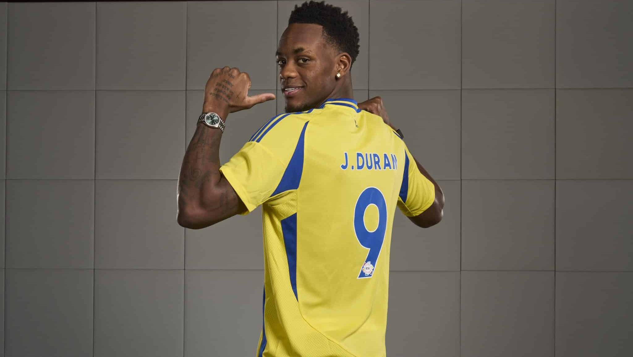 Jhon Dur&aacute;n foi transferido do Aston Villa para o Al-Nassr nesta janela