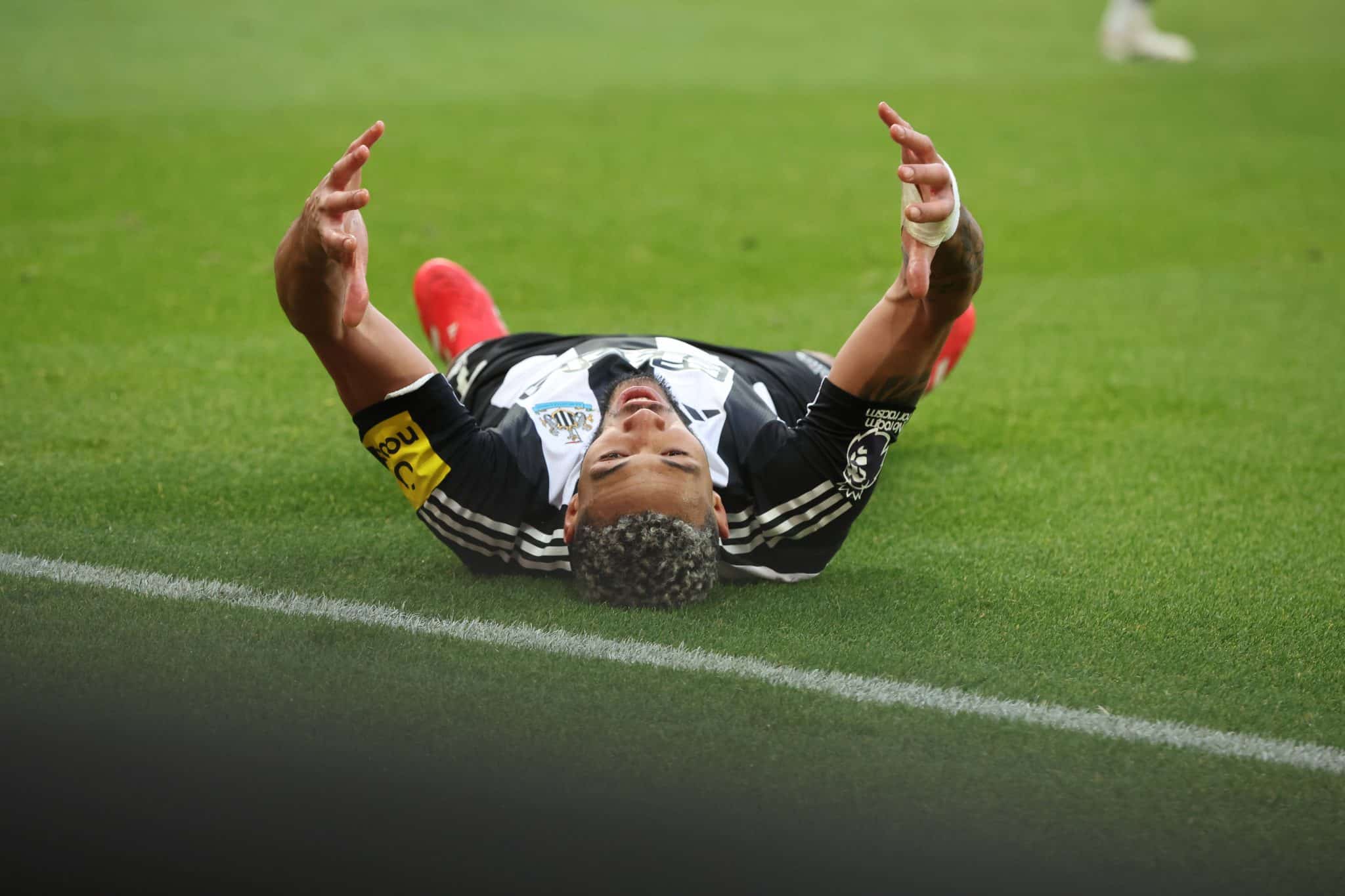 Joelinton se frustra com derrota do Newcastle