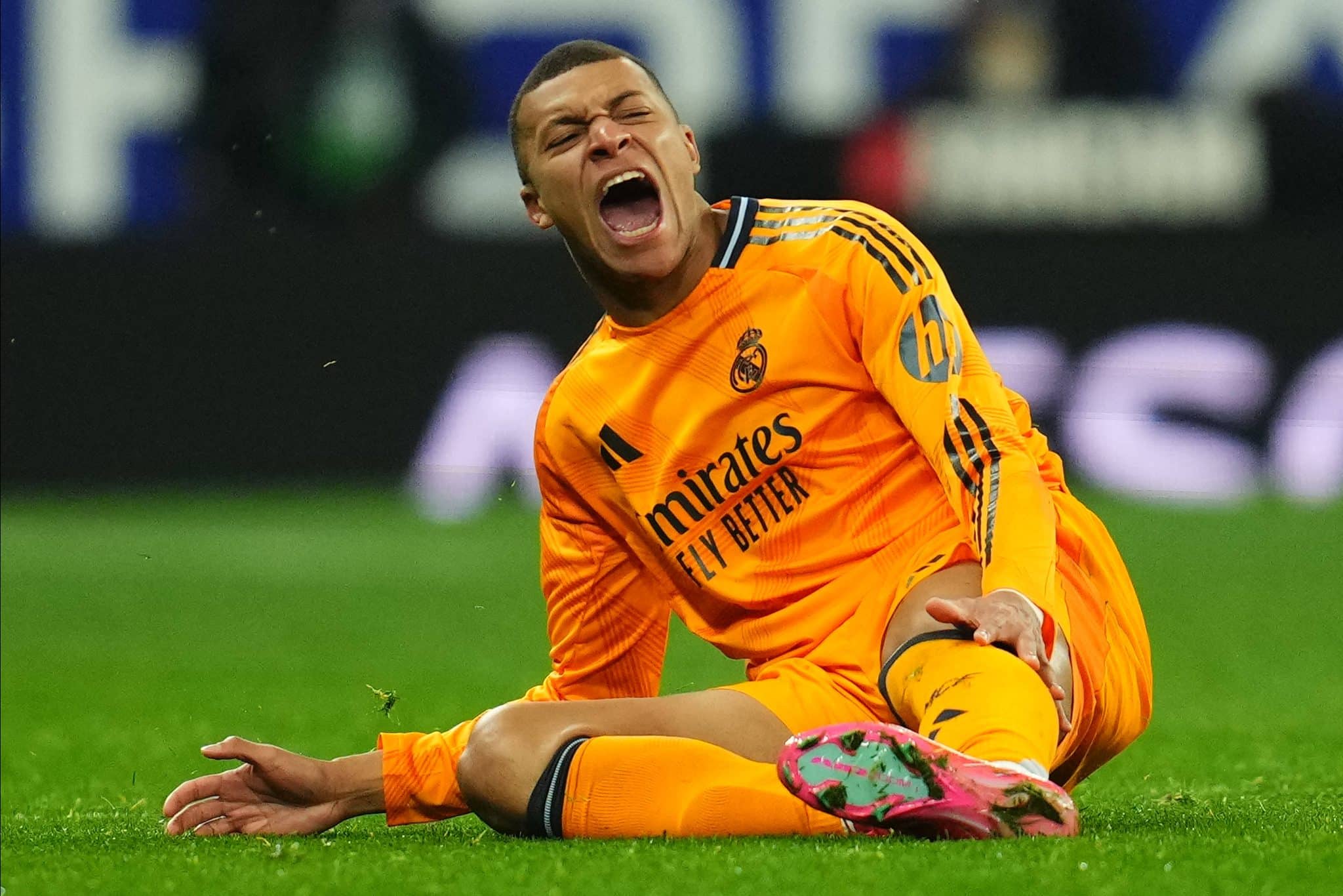 Mbapp&eacute; reclama de falta em jogo do Real Madrid