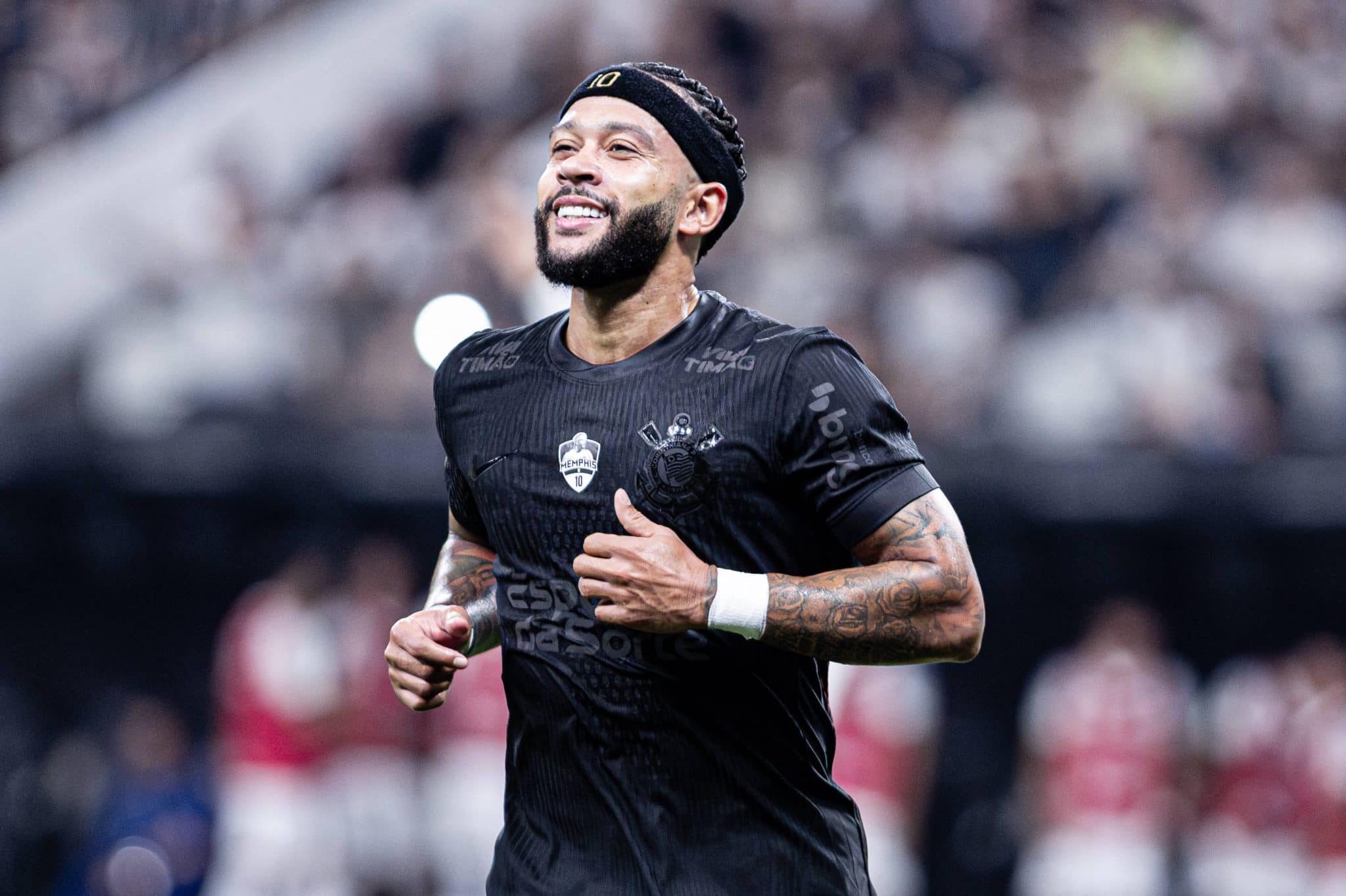 Memphis Depay durante vit&oacute;ria do Corinthians contra o Santos (Foto: Imago)