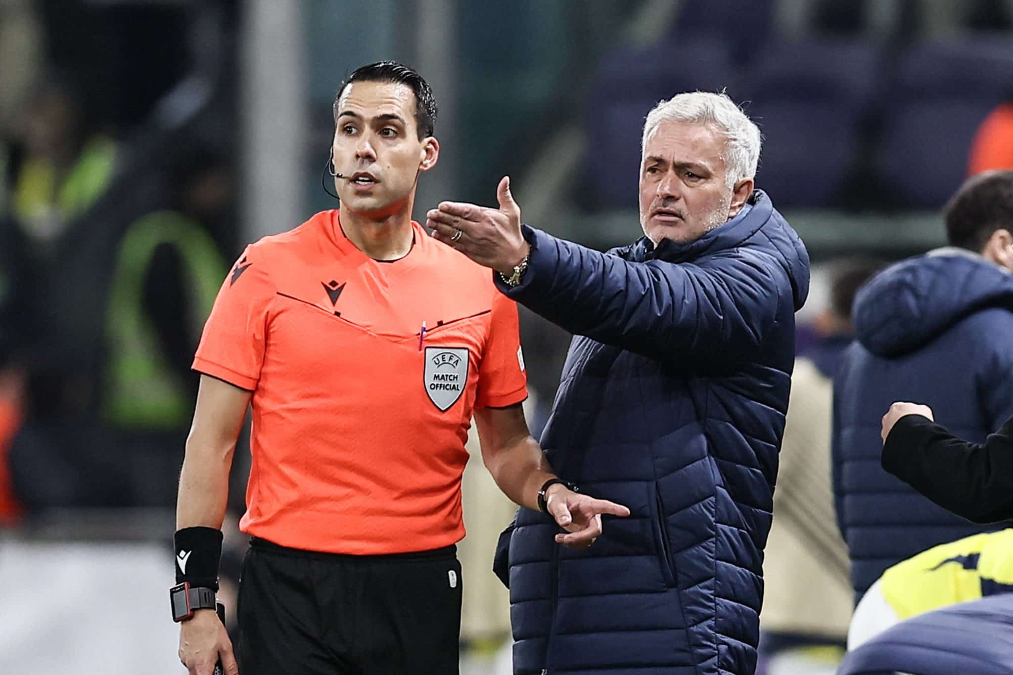 Mourinho j&aacute; viveu quase de tudo no futebol turco (Foto: Imago)