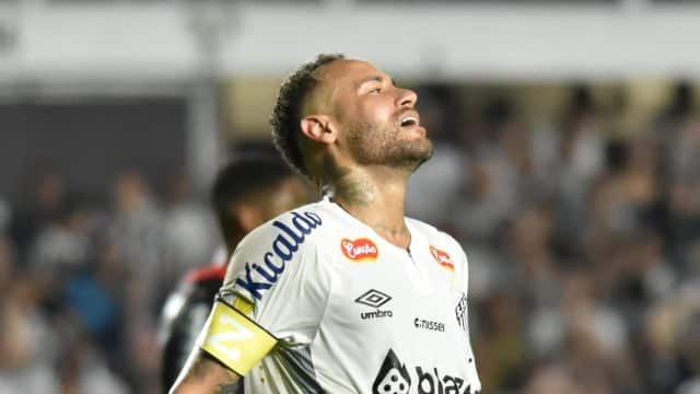 Neymar reestreia e quase marca gola&ccedil;o, mas v&ecirc; Santos apenas empatar na Vila