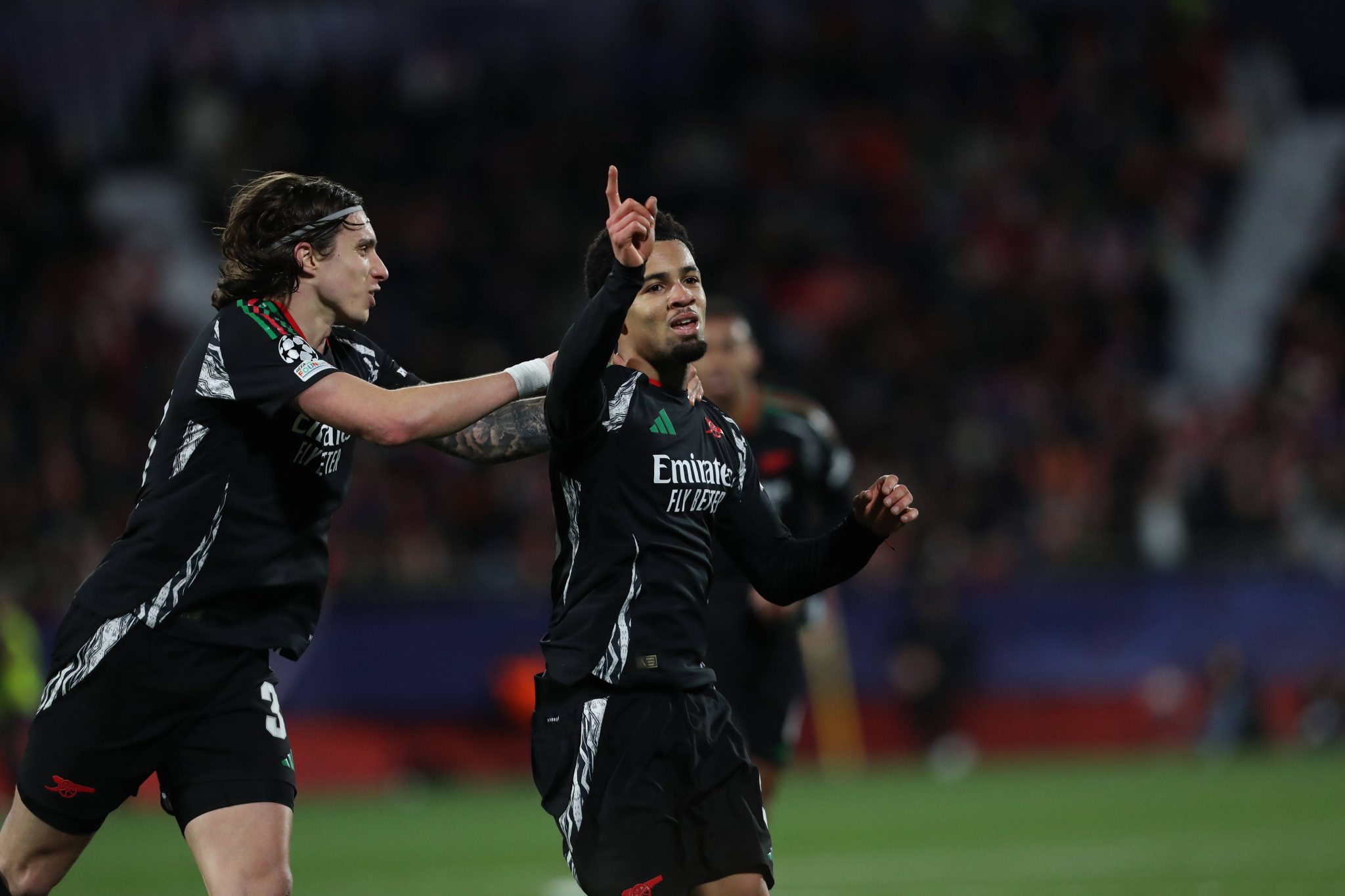 Calafiori e Nwaneri comemoram gol do Arsenal