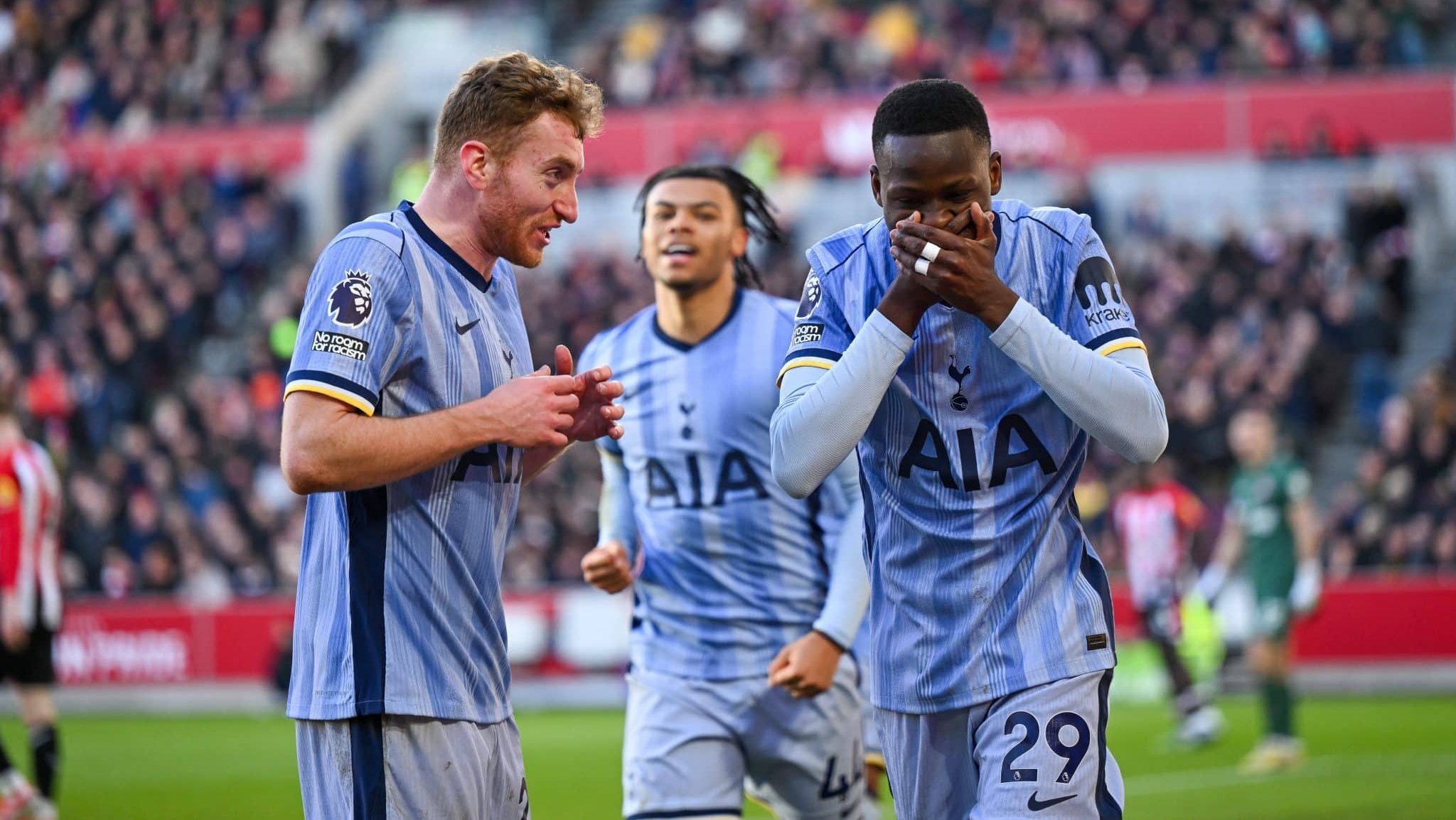 Sarr comemora gol pelo Tottenham