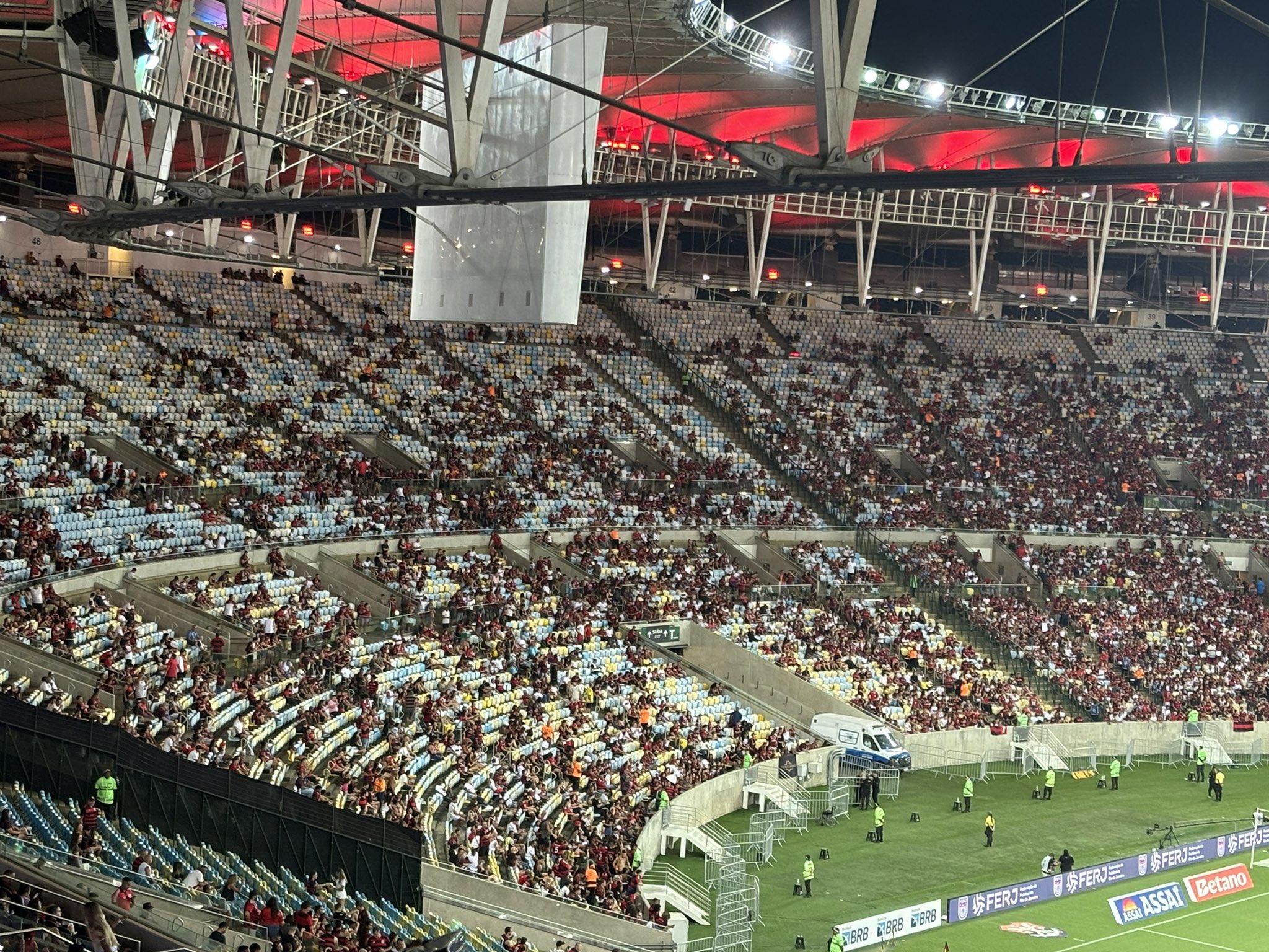 Al&eacute;m der cadeiras vazias, nenhuma faixa ou bandeira das torcidas organizadas do Flamengo no setor norte