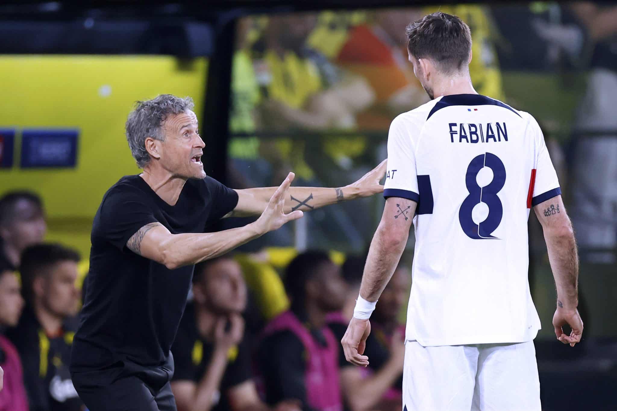 Luis Enrique d&aacute; instru&ccedil;&otilde;es para Fabi&aacute;n Ruiz em jogo do PSG