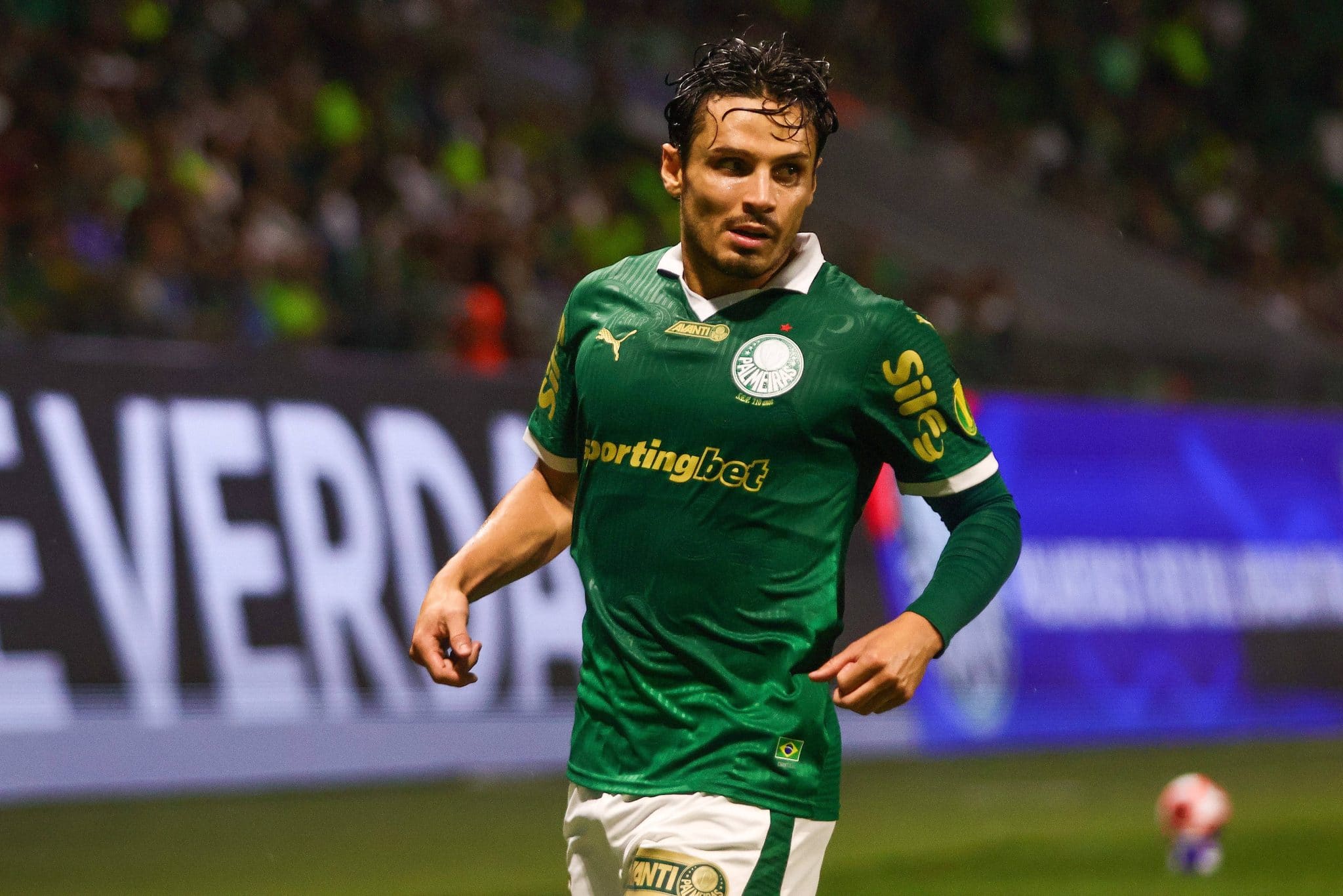 Raphael Veiga em a&ccedil;&atilde;o pelo Palmeiras 