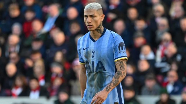 Richarlison faz partida de guerreiro e Tottenham finalmente volta a vencer