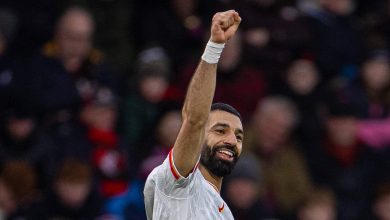 P&ecirc;nalti controverso de &aacute;rbitro pol&ecirc;mico inicia vit&oacute;ria do Liverpool e recorde de Salah