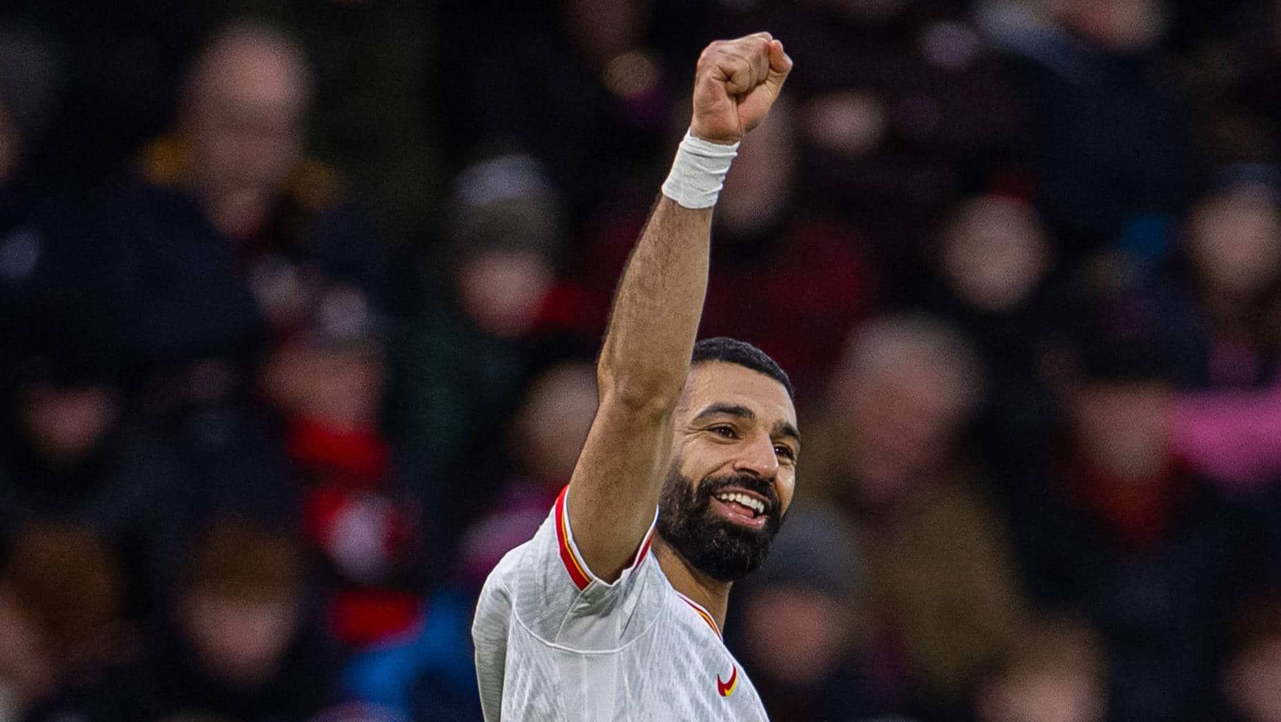 P&ecirc;nalti controverso de &aacute;rbitro pol&ecirc;mico inicia vit&oacute;ria do Liverpool e recorde de Salah