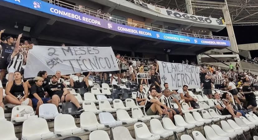 Torcedores do Botafogo protestaram contra o planejamento do clube (Foto: Reprodu&ccedil;&atilde;o)