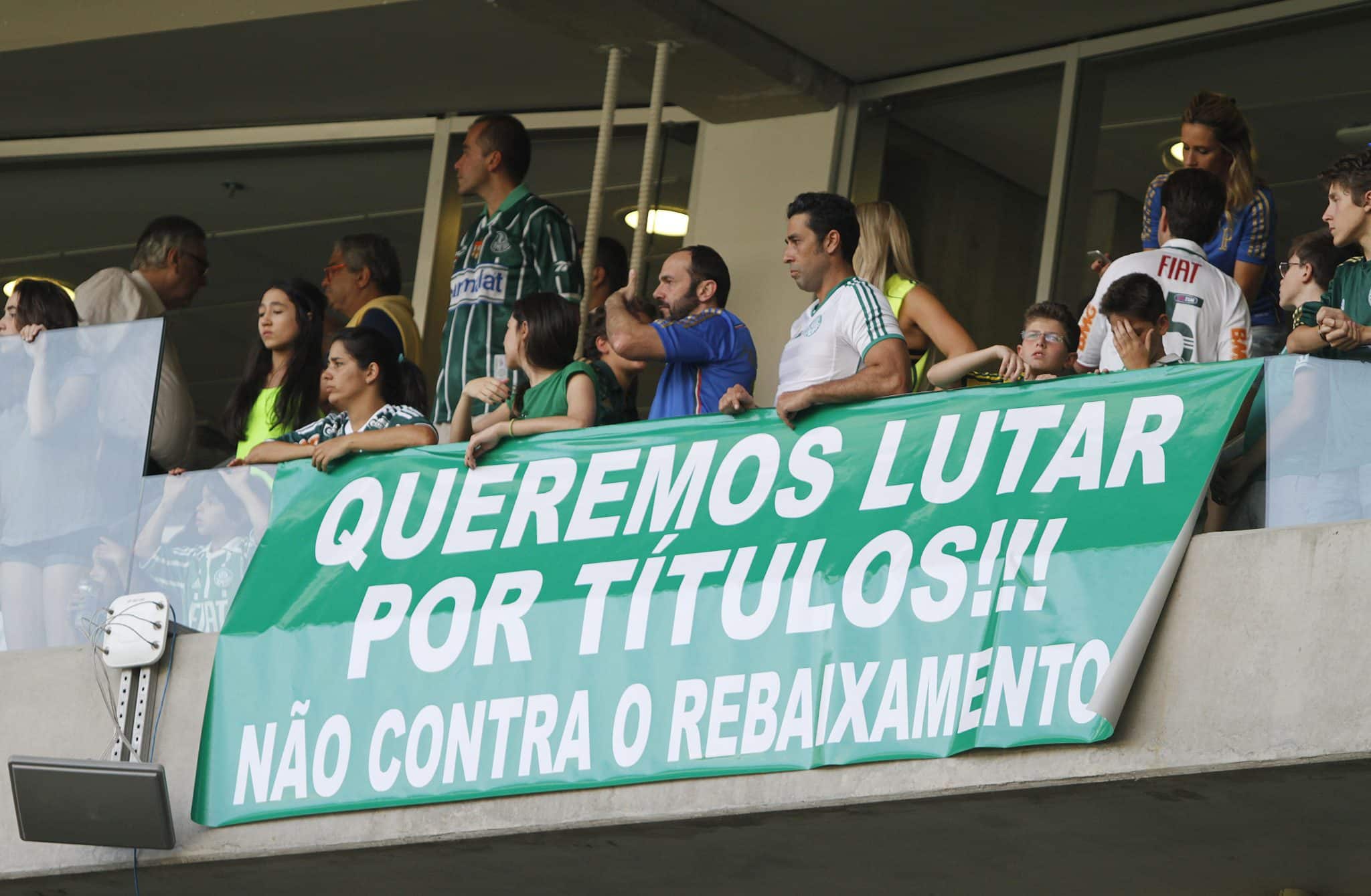 "Quemos lutar por t&iacute;tulos! N&atilde;o contra o rebaixamento", diz faixa da torcida do Palmeiras no Allianz Parque, em 2014