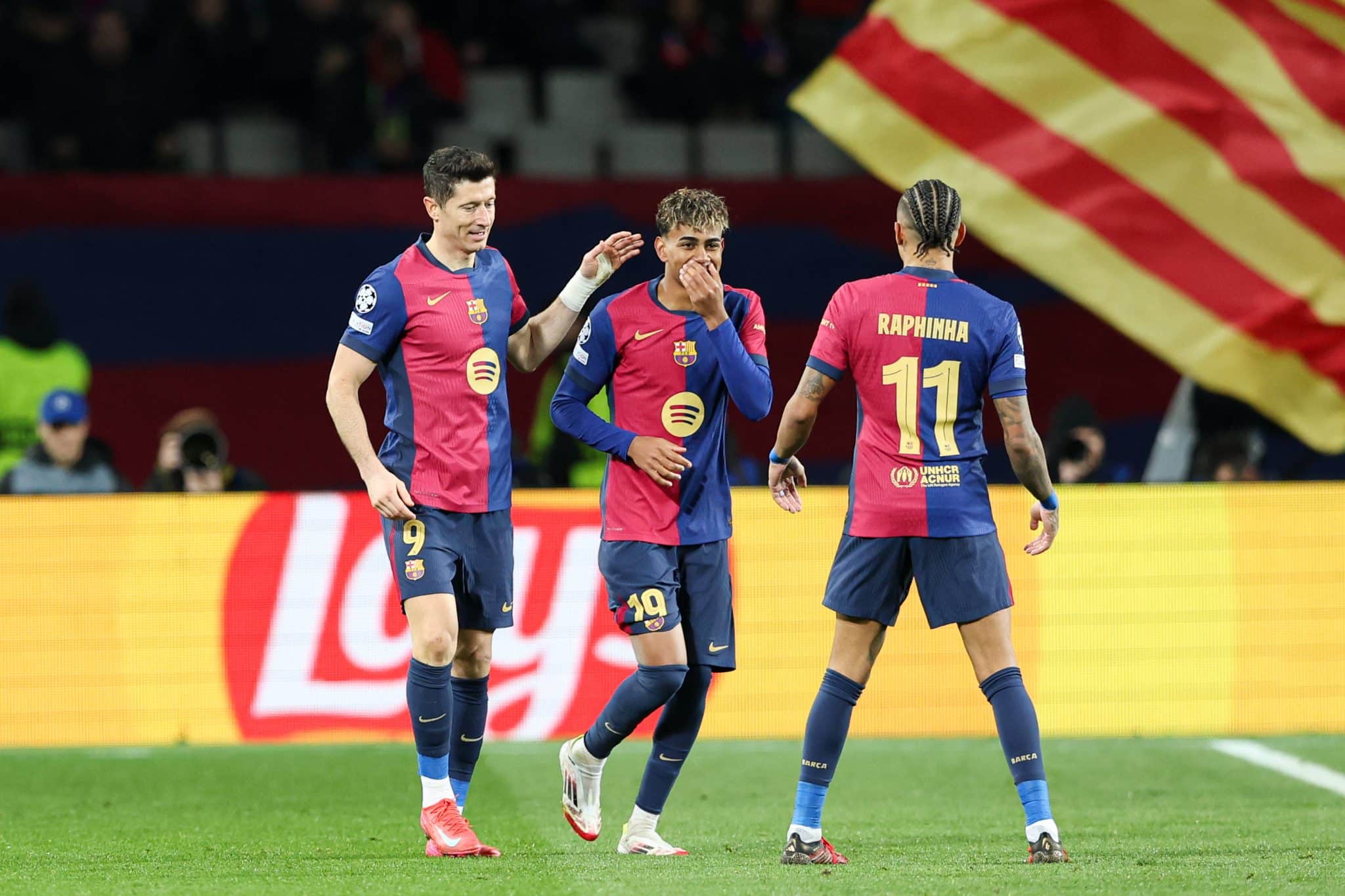 Lewandowski, Yamal e Raphinha durante jogo do Barcelona