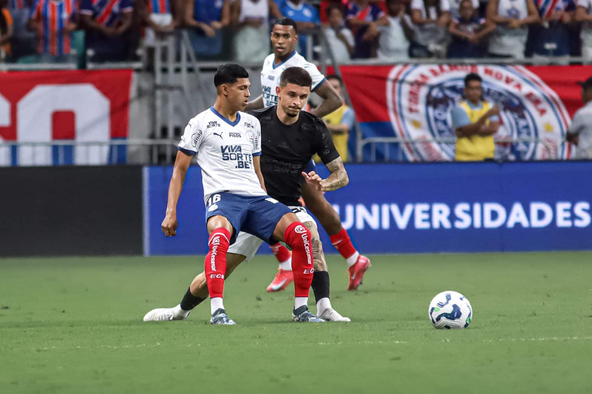 L&eacute;o Man&aacute; d&aacute; sinais que Corinthians precisar&aacute; em investir em reserva para Matheuzinho (Foto: Maur&Atilde;&shy;cia Da Matta/W9 PRESS/GAZETAPRESS)