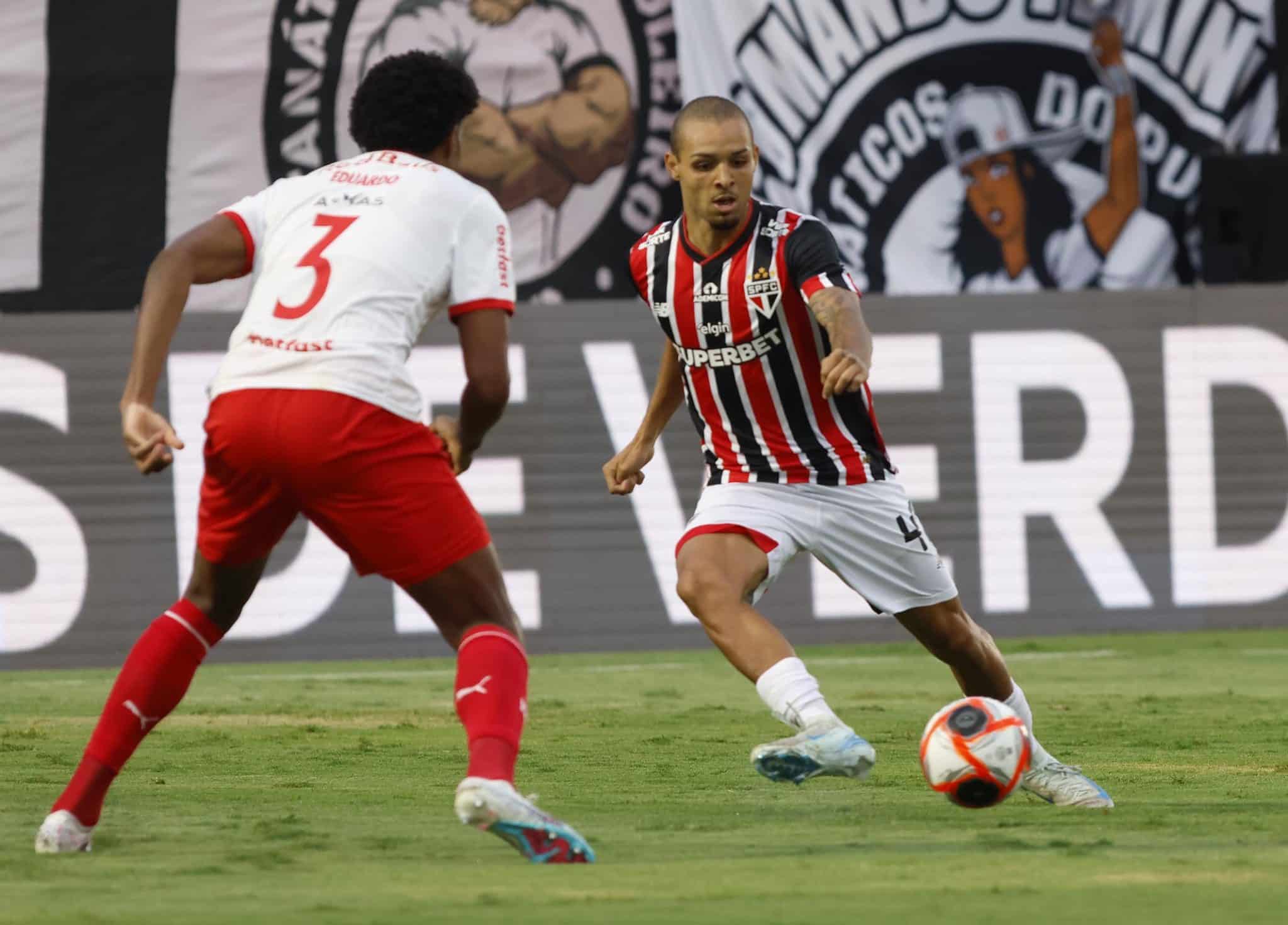 Matheus Alves, na &uacute;nica partida em que foi titular com Zubeld&iacute;a